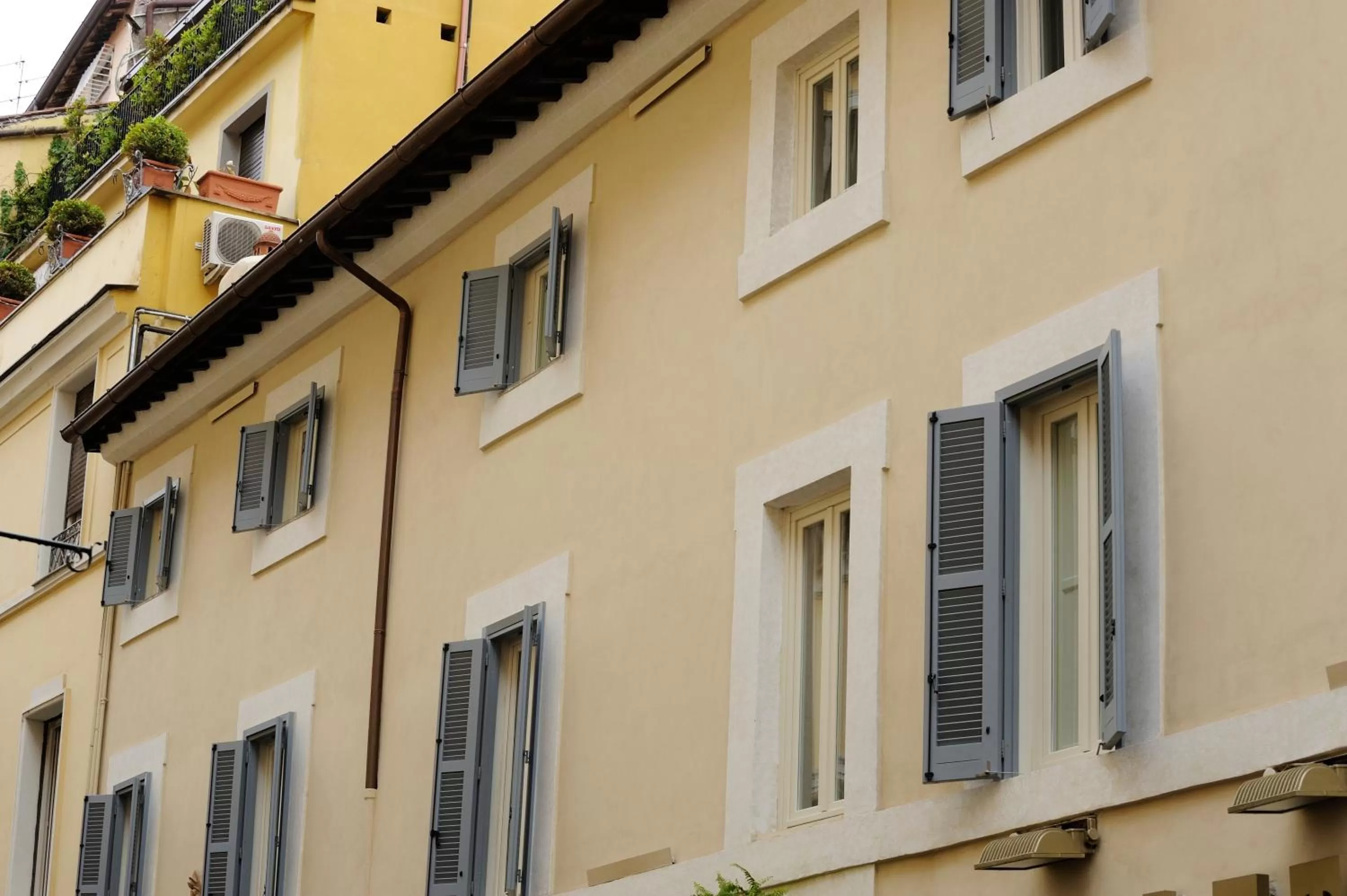 Property building in Mario De' Fiori 37