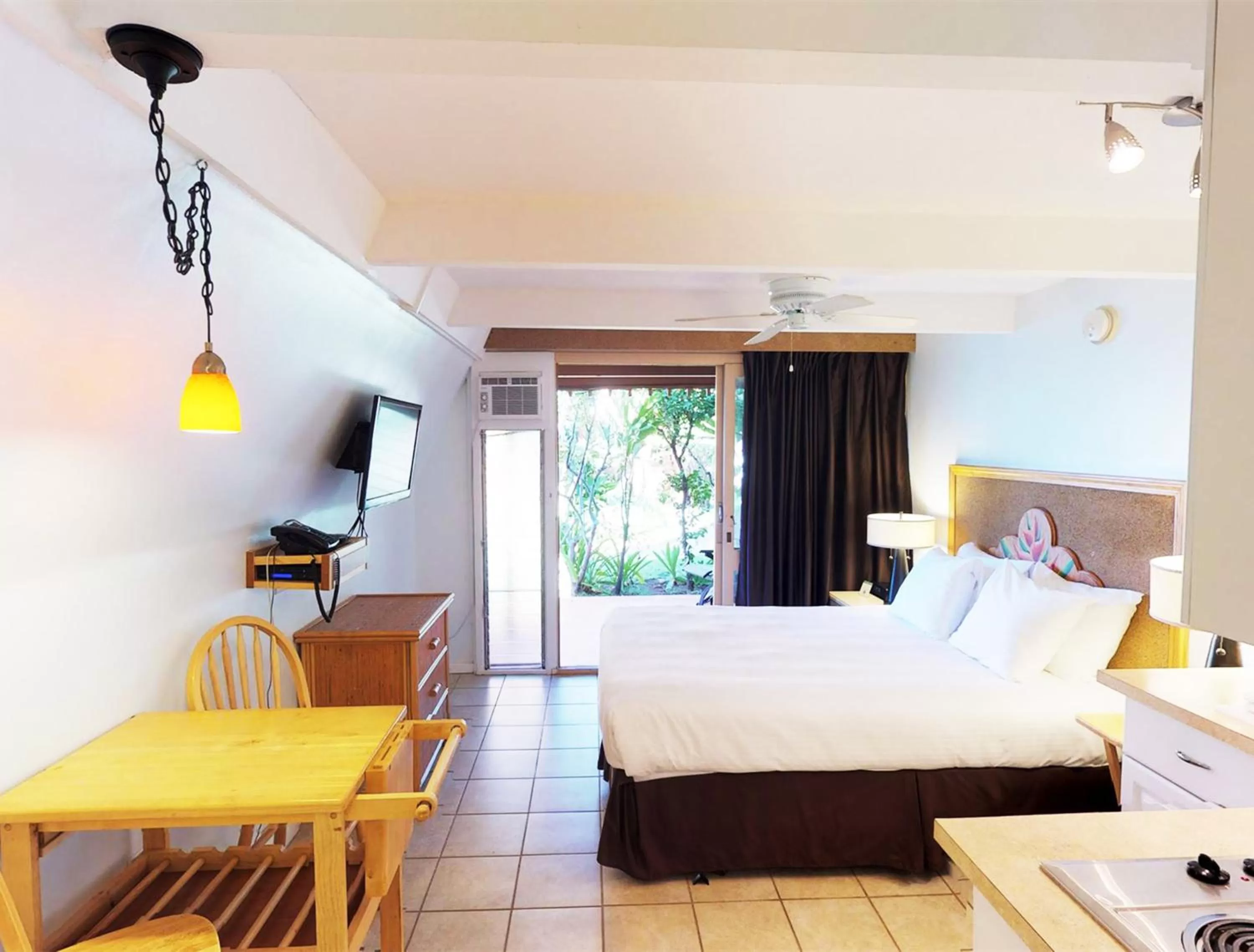 Photo of the whole room, Bed in Hotel Moloka'i