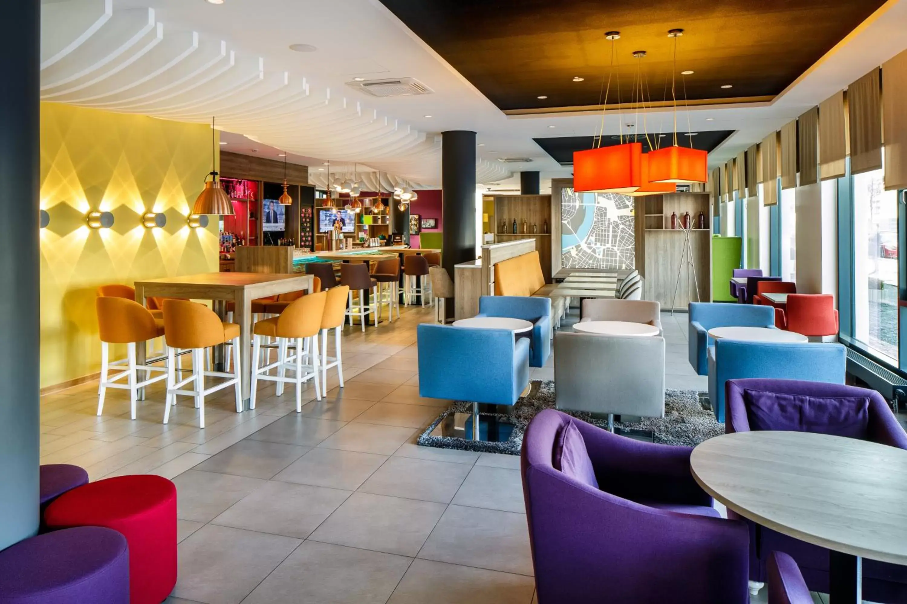 Lounge or bar, Lounge/Bar in Holiday Inn Düsseldorf City – Toulouser Allee, an IHG Hotel
