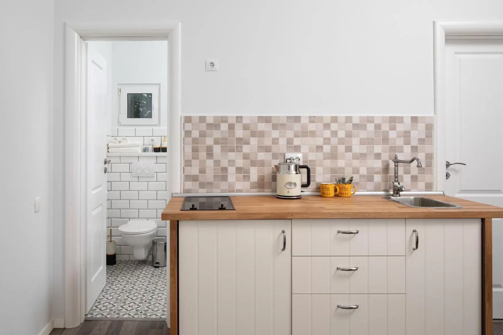 Coffee/tea facilities in ALBERT RESIDENCE Brasov with complimentary parking and 10 percent Food and Drinks