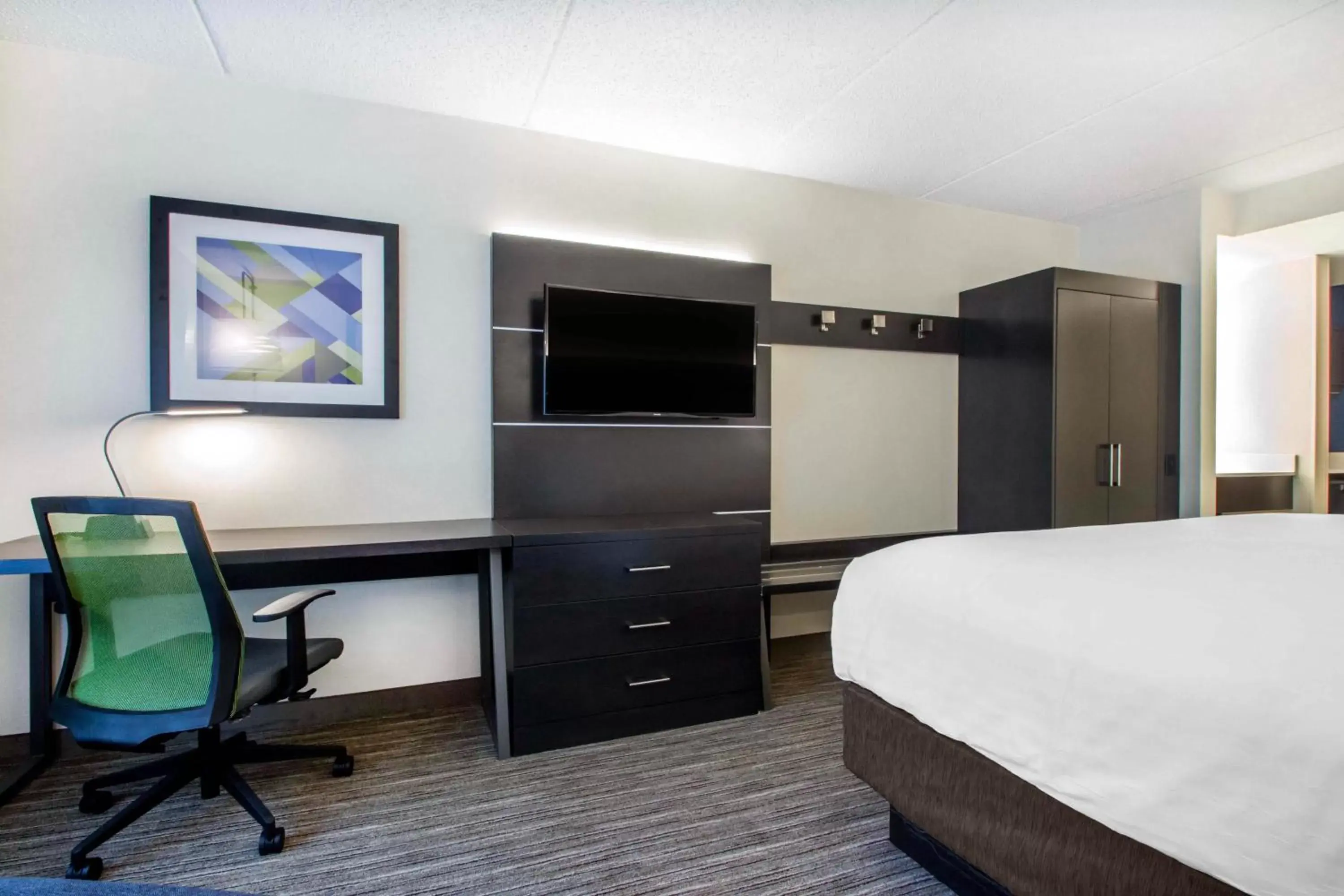 Photo of the whole room, TV/Entertainment Center in Holiday Inn Express & Suites - Albany Airport - Wolf Road, an IHG Hotel