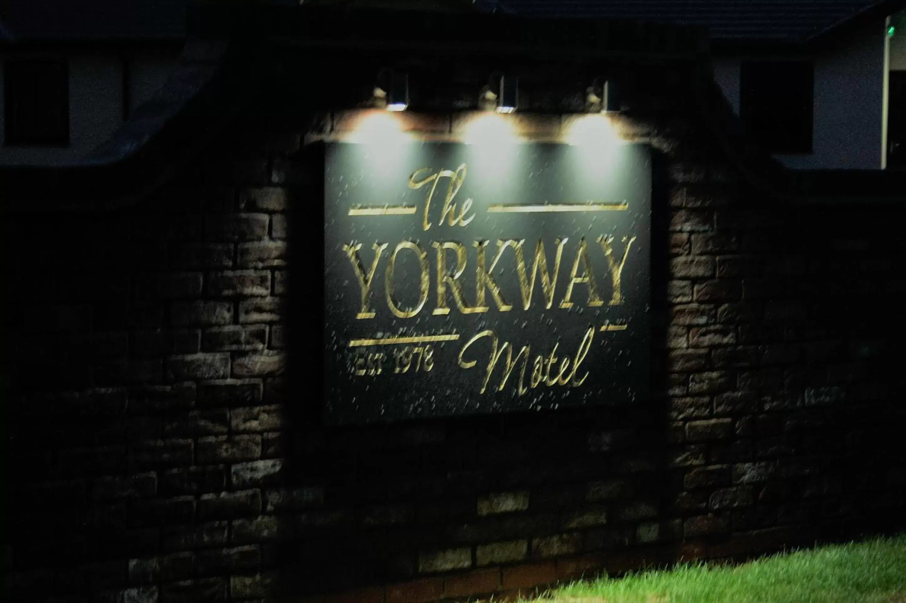 Property Logo/Sign in Yorkway Motel