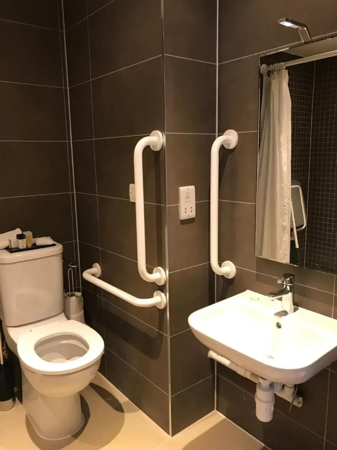 Bathroom in Lensfield Hotel