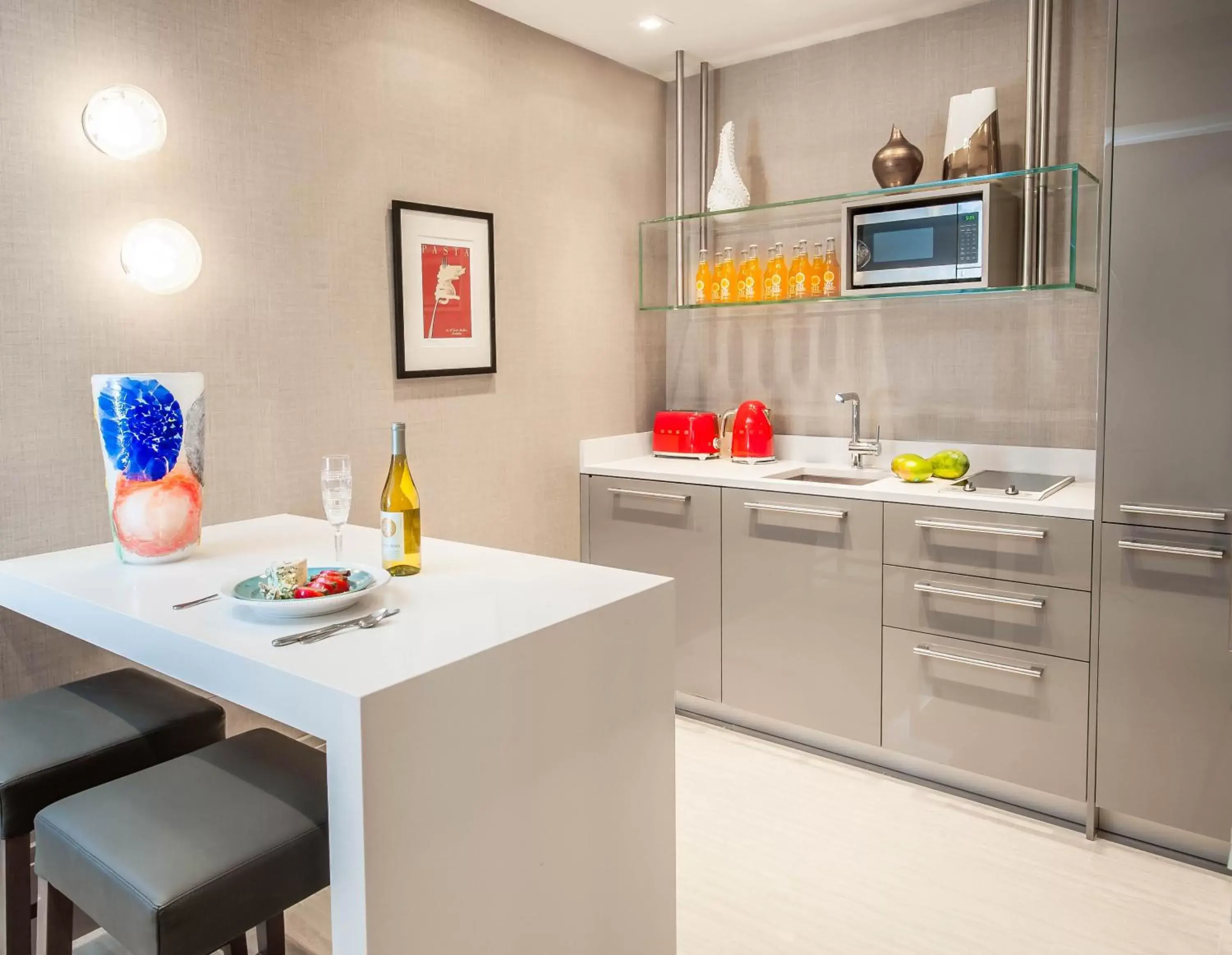 Kitchen or kitchenette in Lombardy Hotel