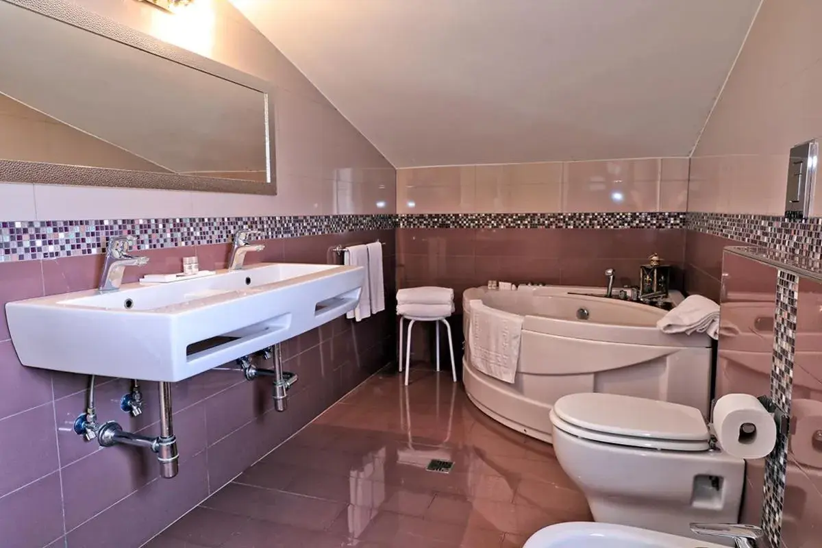 Hot Tub, Bathroom in Hotel Al Castello