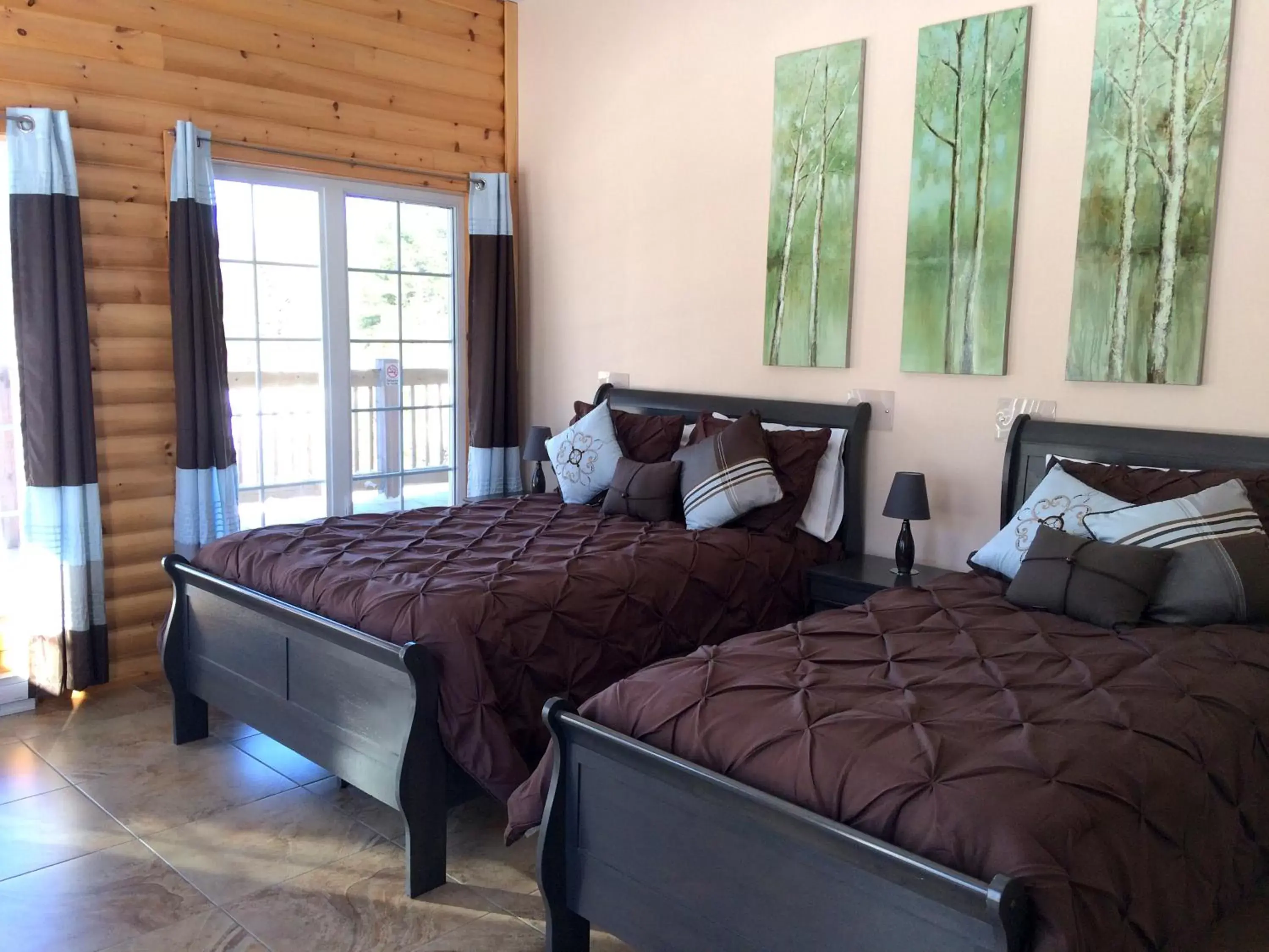 Photo of the whole room, Bed in Auberge La Tanière