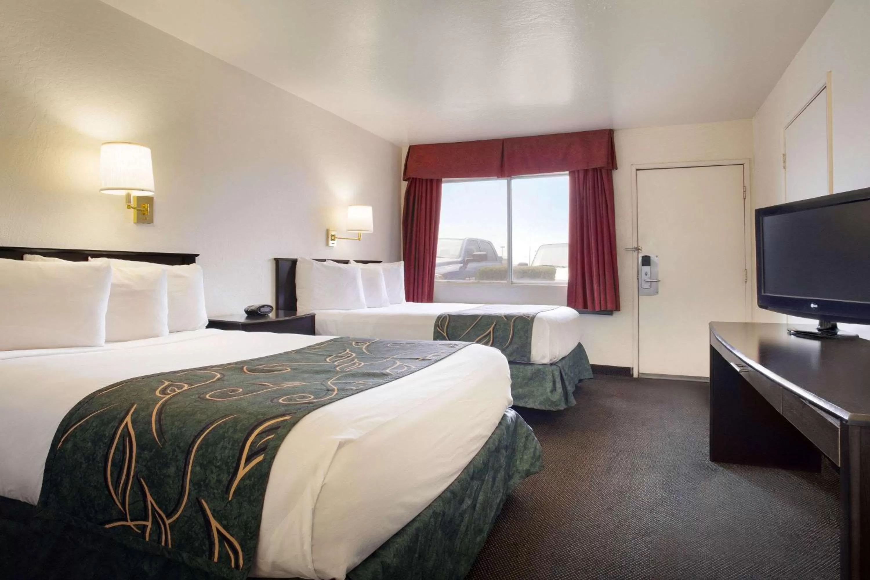 Photo of the whole room, Bed in Travelodge by Wyndham Winslow