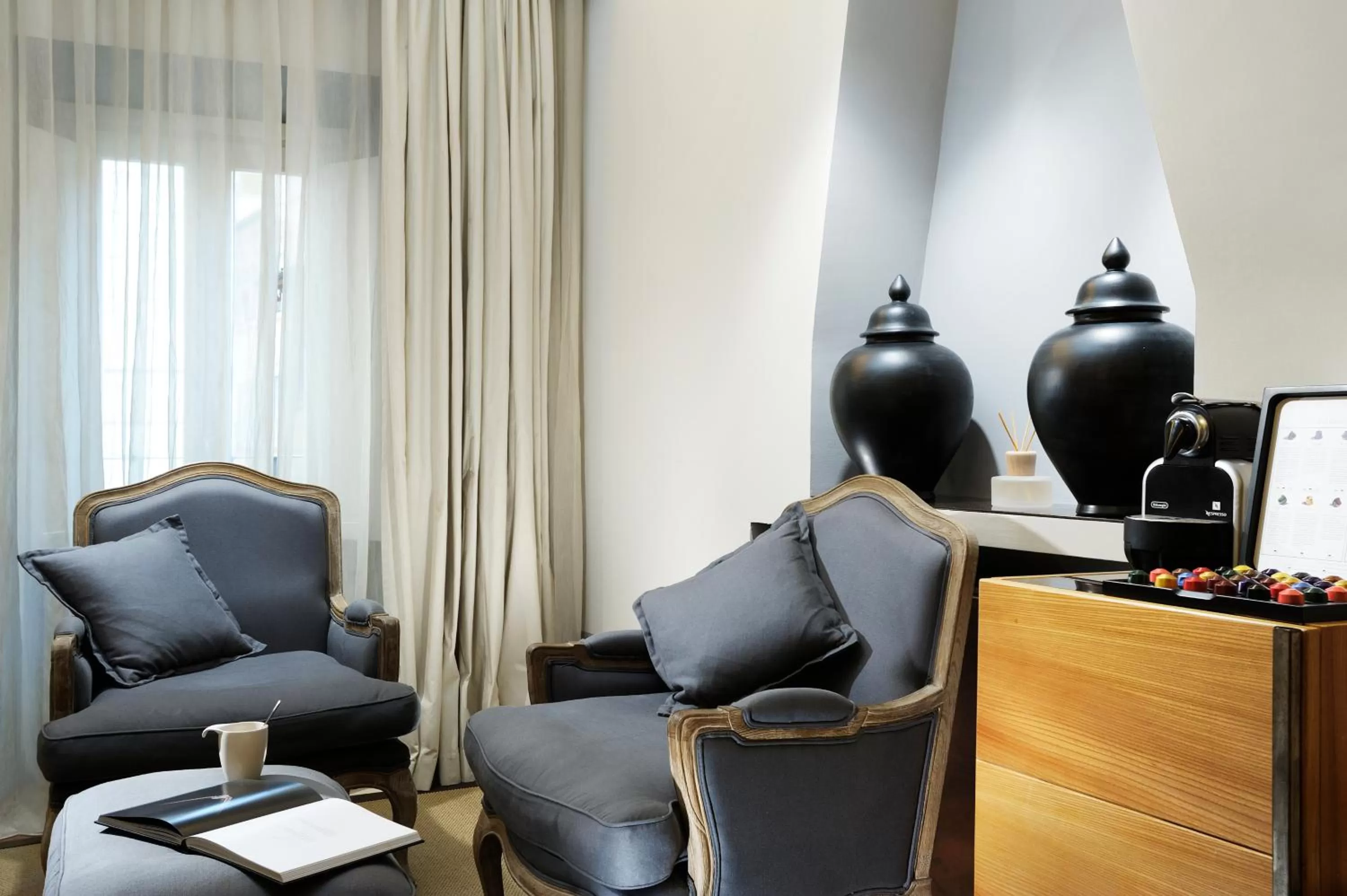 Seating area in Mario De' Fiori 37