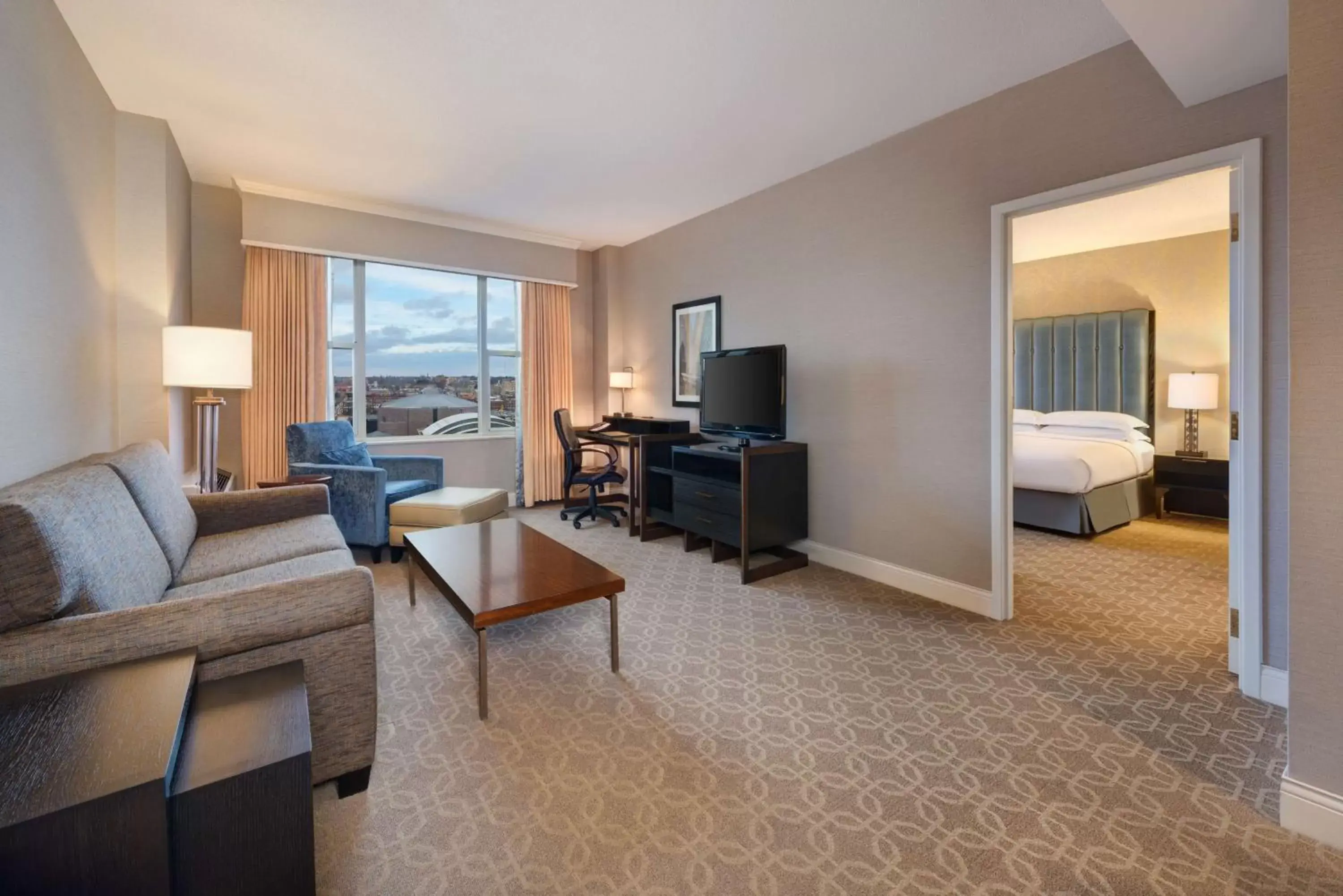 Bedroom, TV/Entertainment Center in Hilton Milwaukee City Center