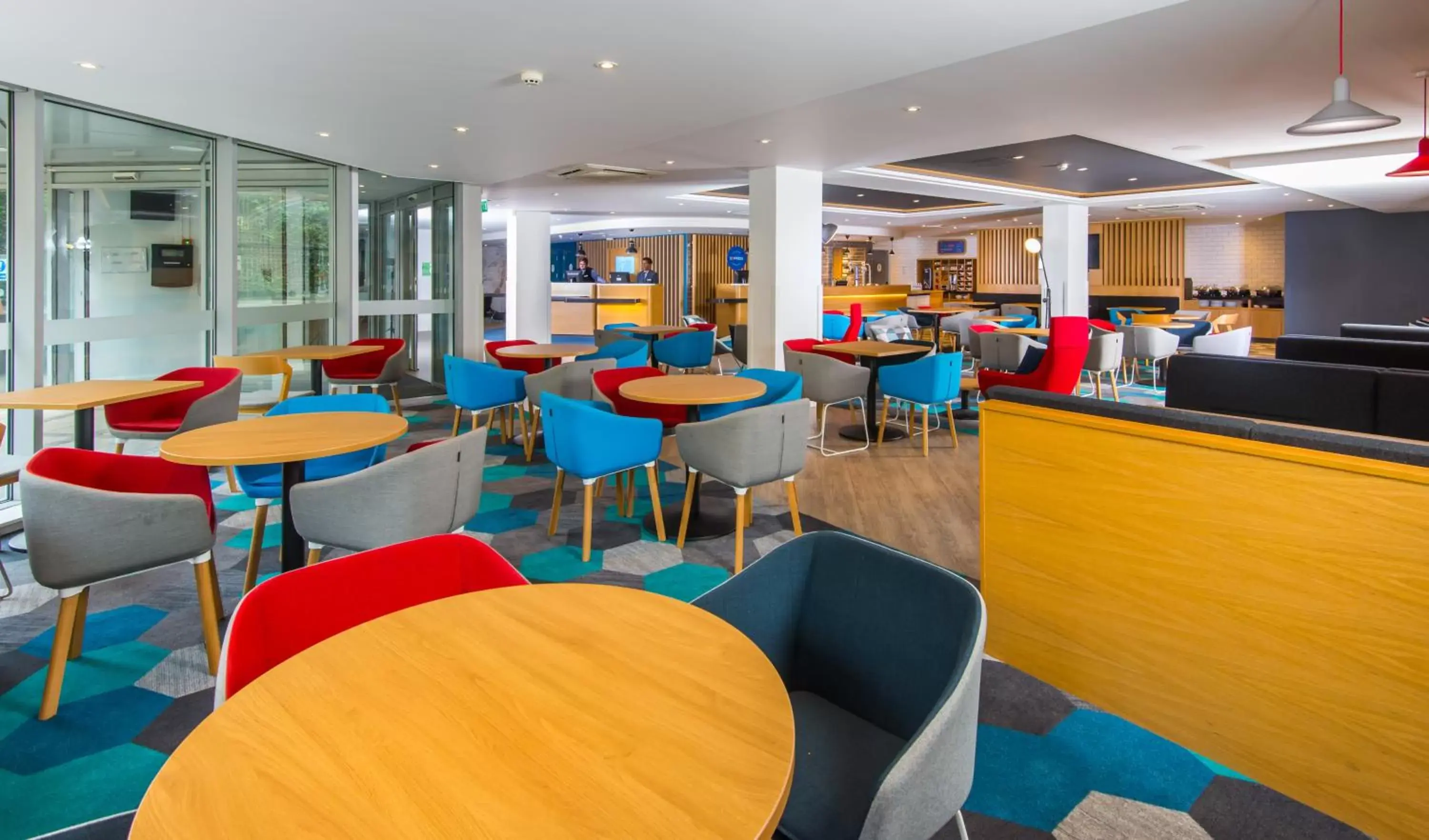Restaurant/places to eat, Lounge/Bar in Holiday Inn Express London-Hammersmith, an IHG Hotel