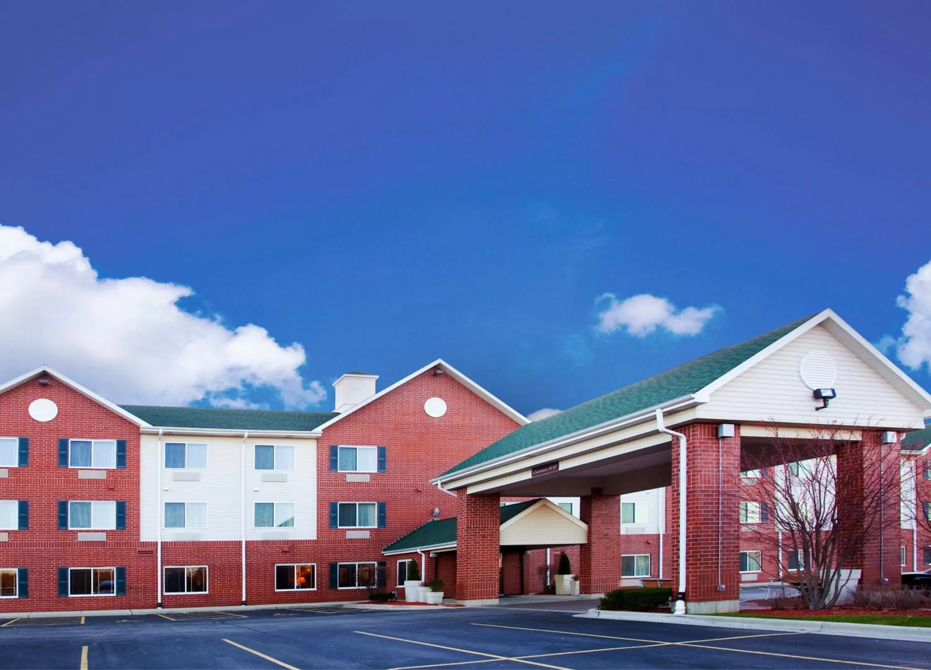 Property Building in Holiday Inn Express Chicago Northwest-Vernon Hills, an IHG Hotel