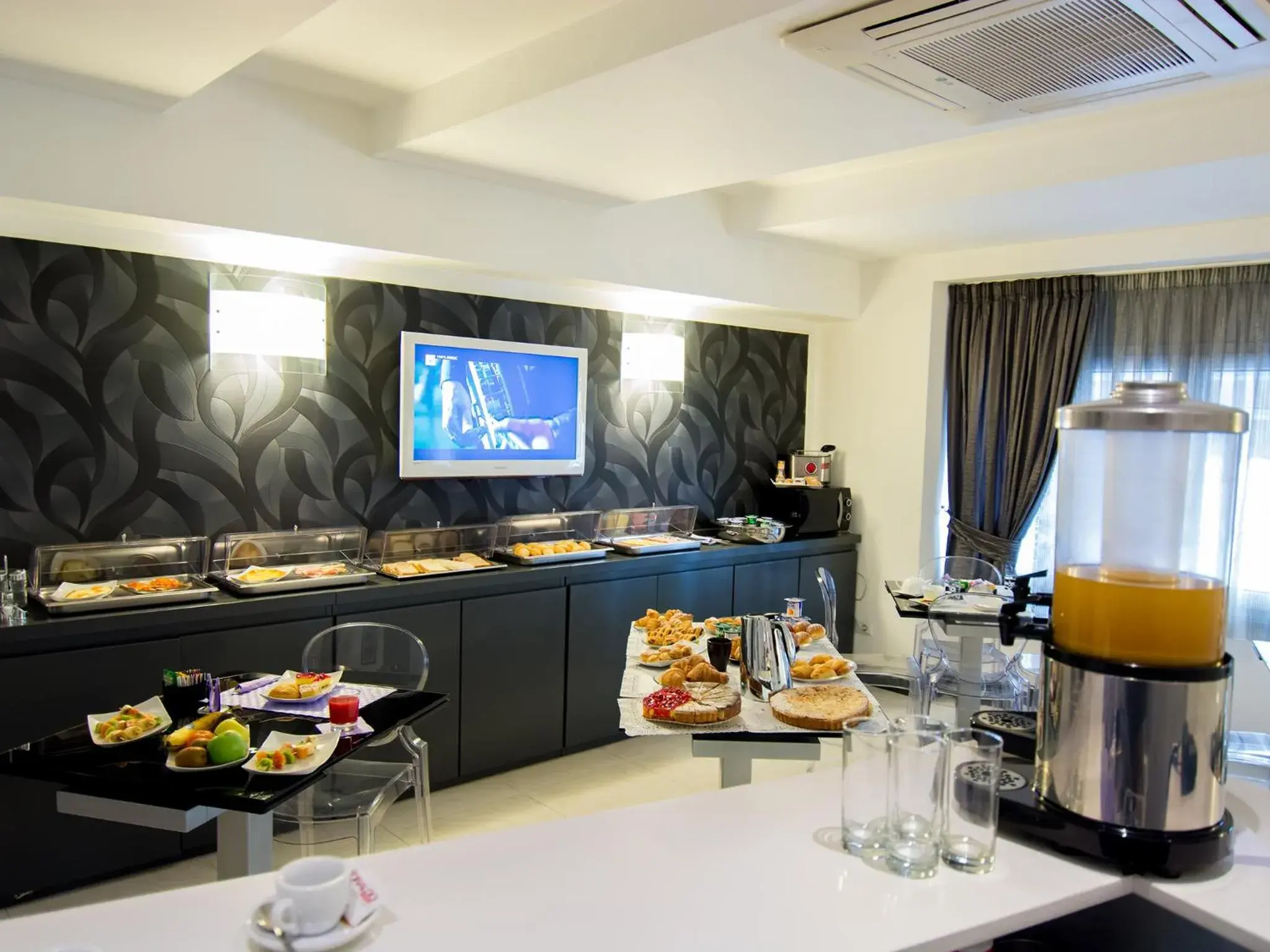 Buffet breakfast, Restaurant/Places to Eat in Golden Hotel