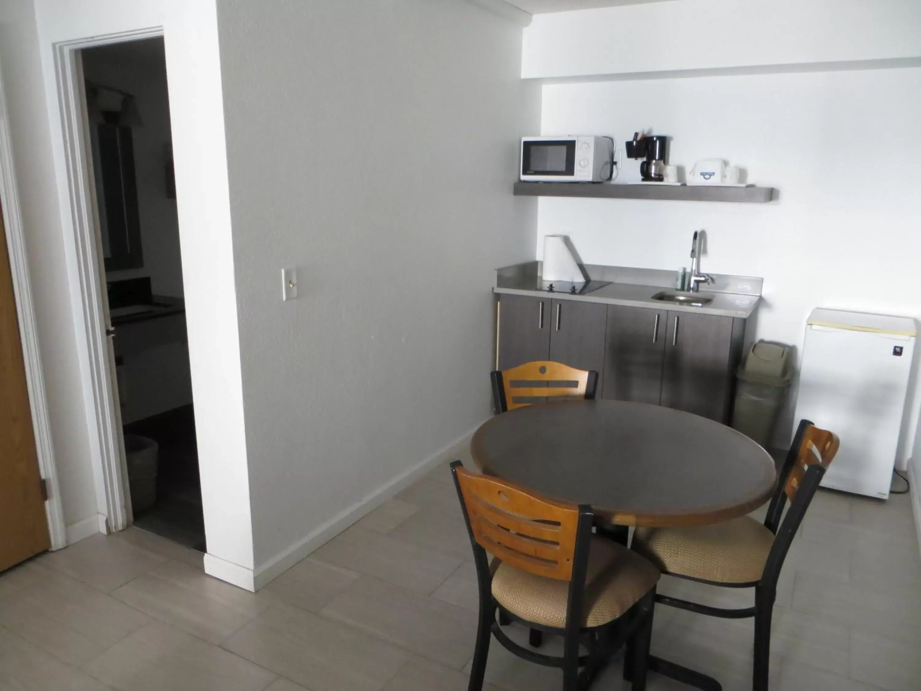 Dining Area in Arya Blu Inn and Suites