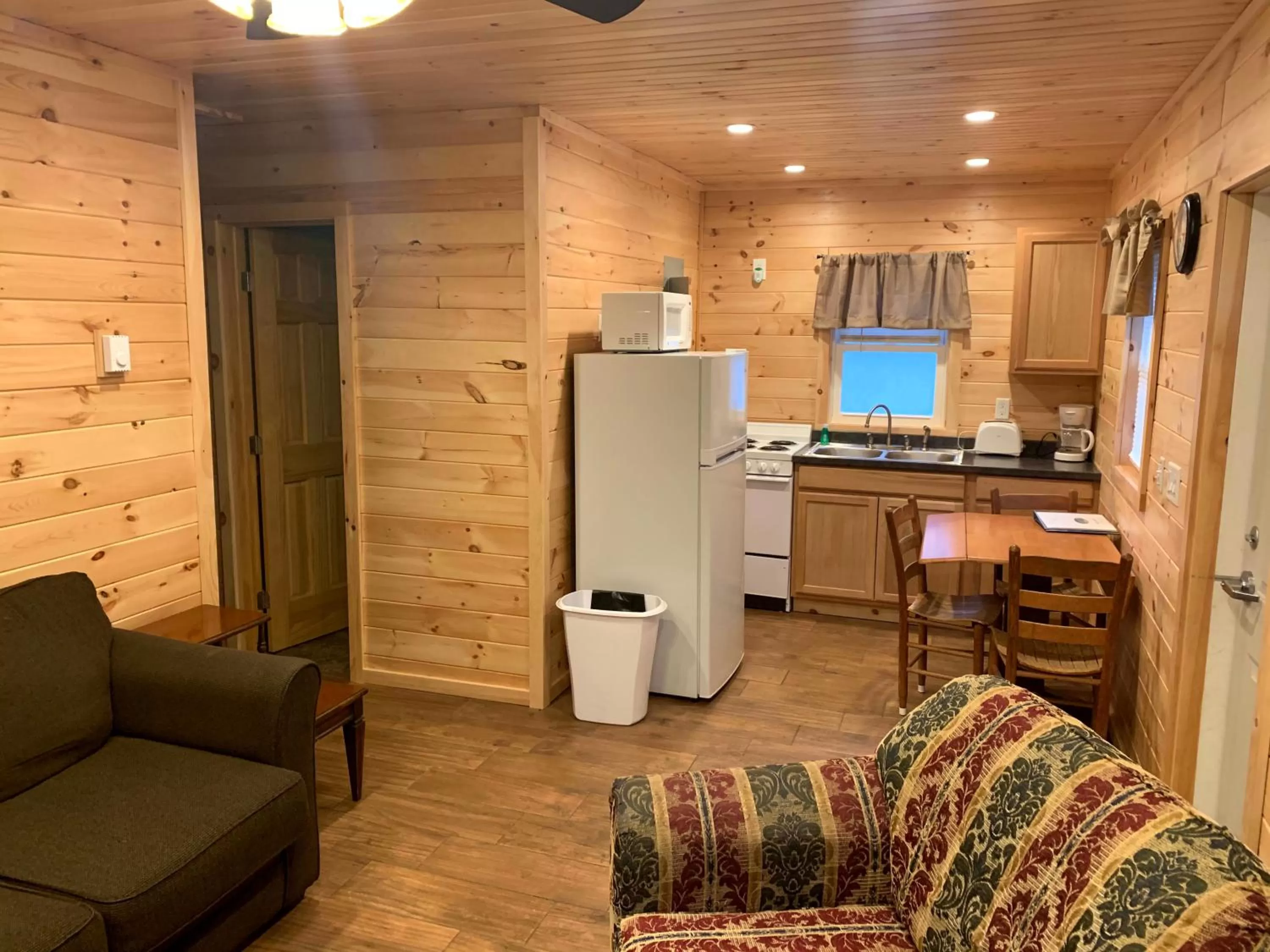 Kitchen or kitchenette in Hill View Motel and Cottages