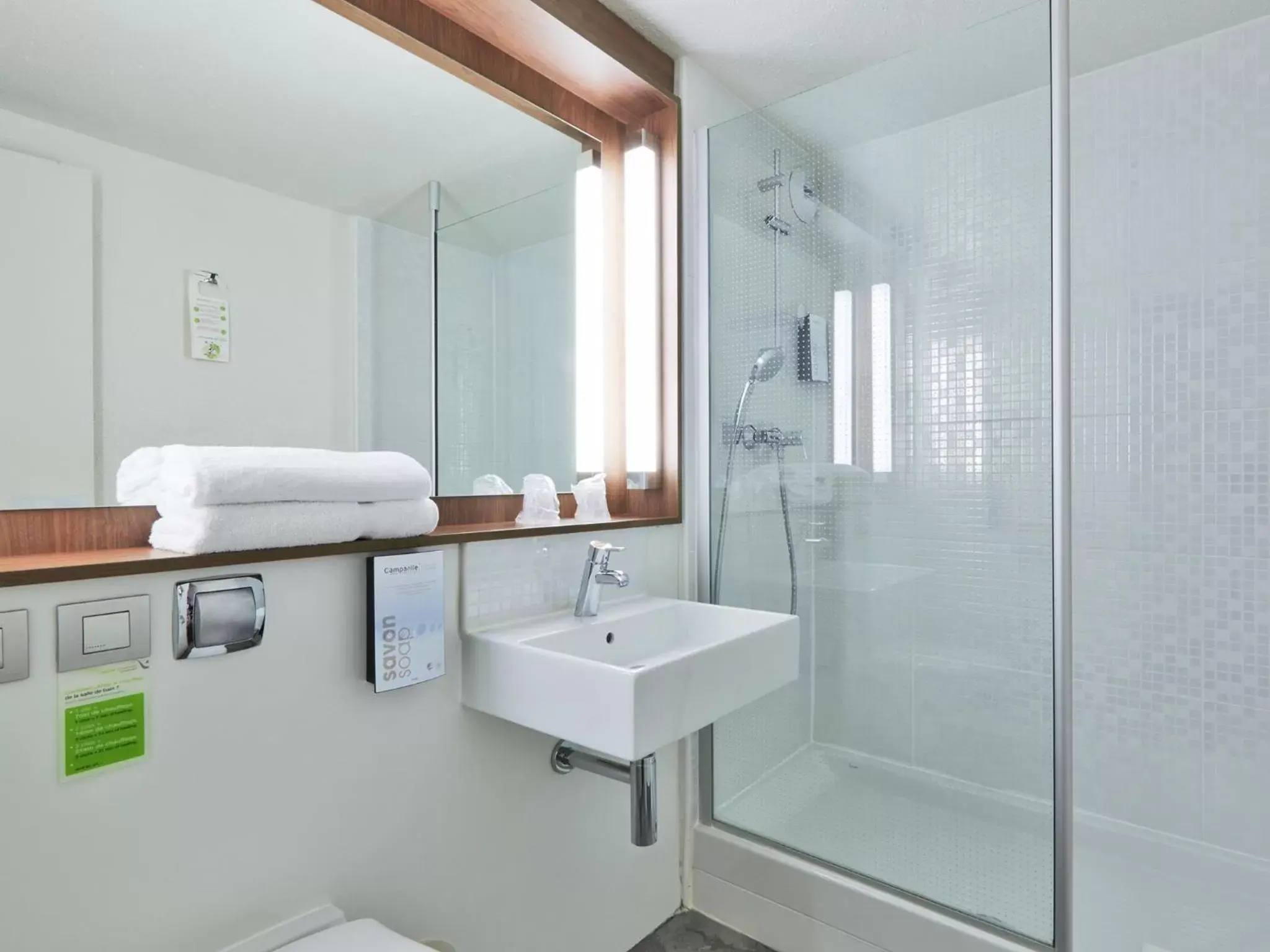 Shower, Bathroom in Campanile L'Isle d'Abeau - Bourgoin Jallieu