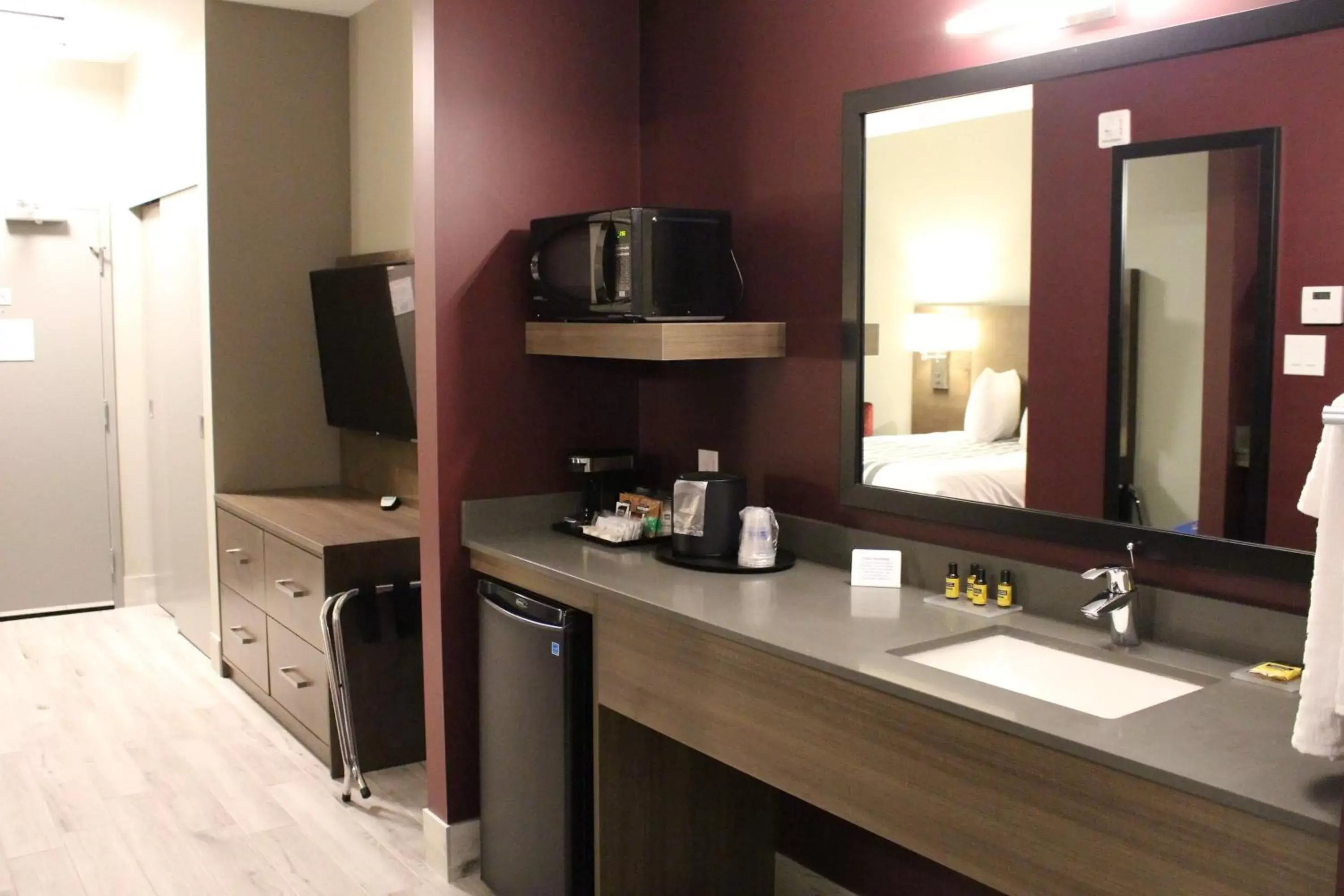 Photo of the whole room, Kitchen/Kitchenette in Best Western Plus Dauphin