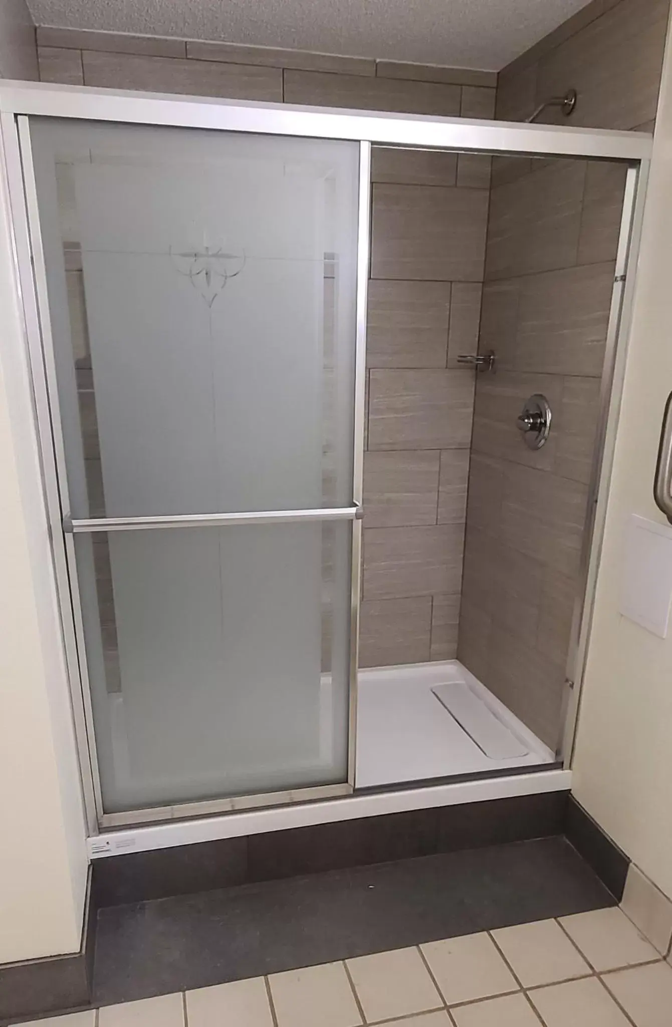 Shower, Bathroom in Red Roof Inn & Suites Cornelius - Lake Norman