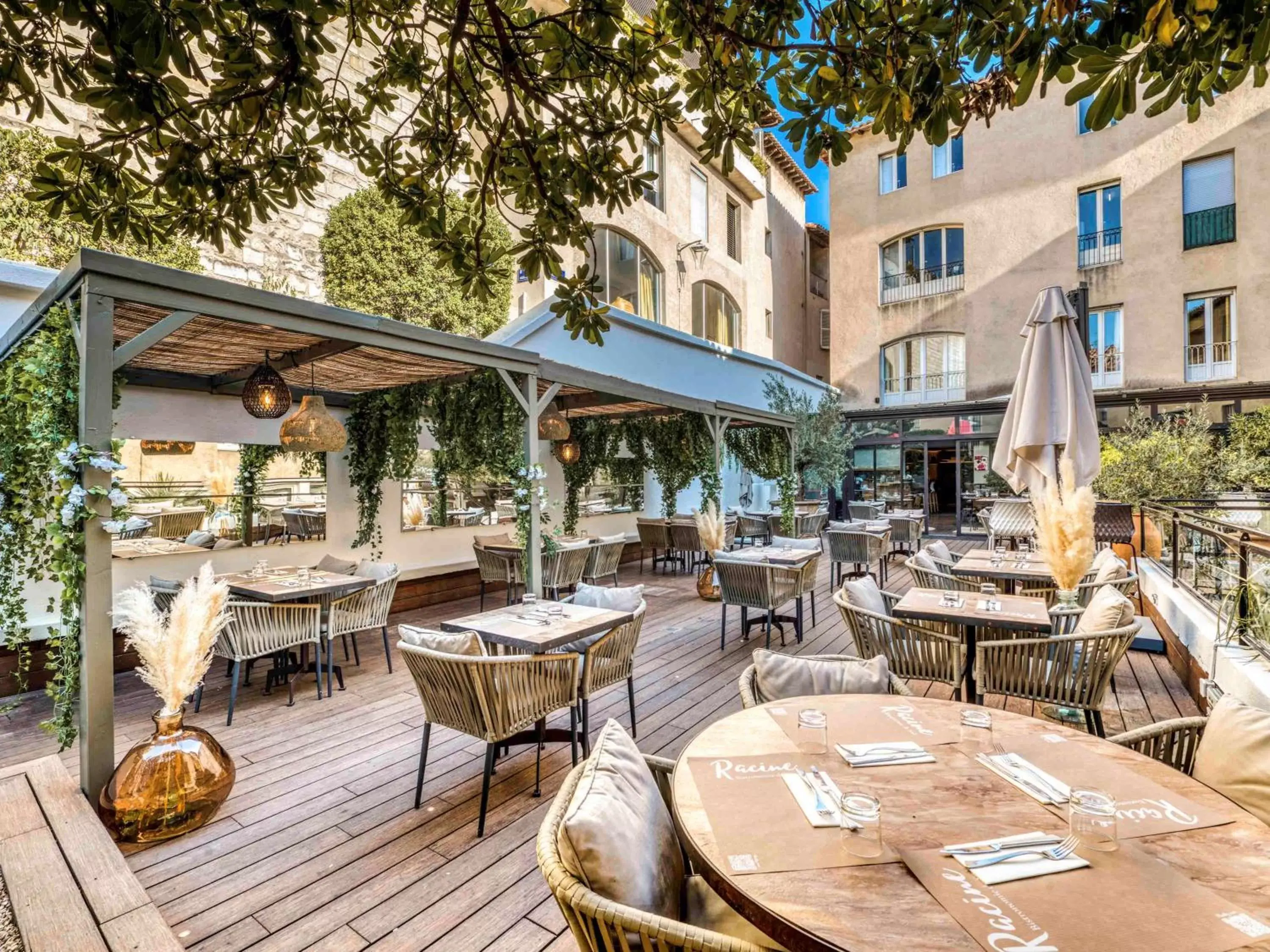 Property building, Restaurant/Places to Eat in Mercure Pont d’Avignon Centre