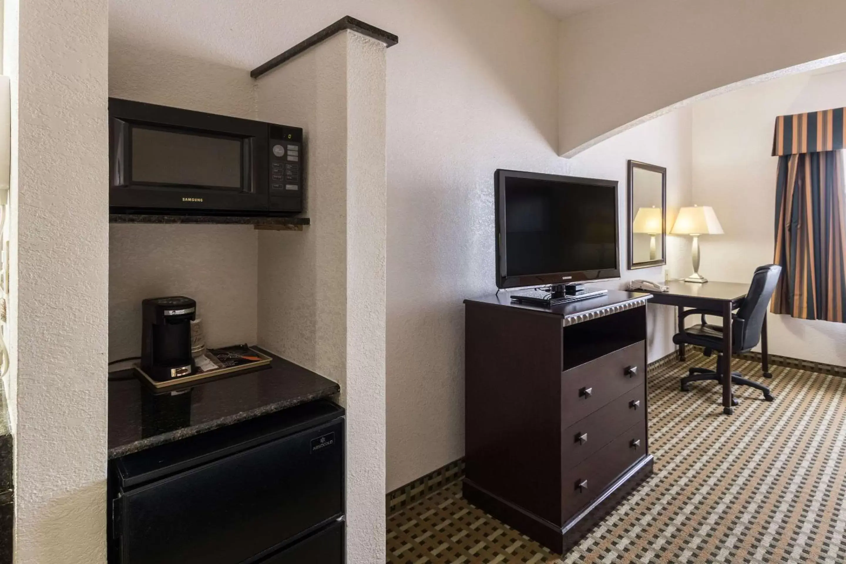 Photo of the whole room, TV/Entertainment Center in Quality Suites, Ft Worth Burleson