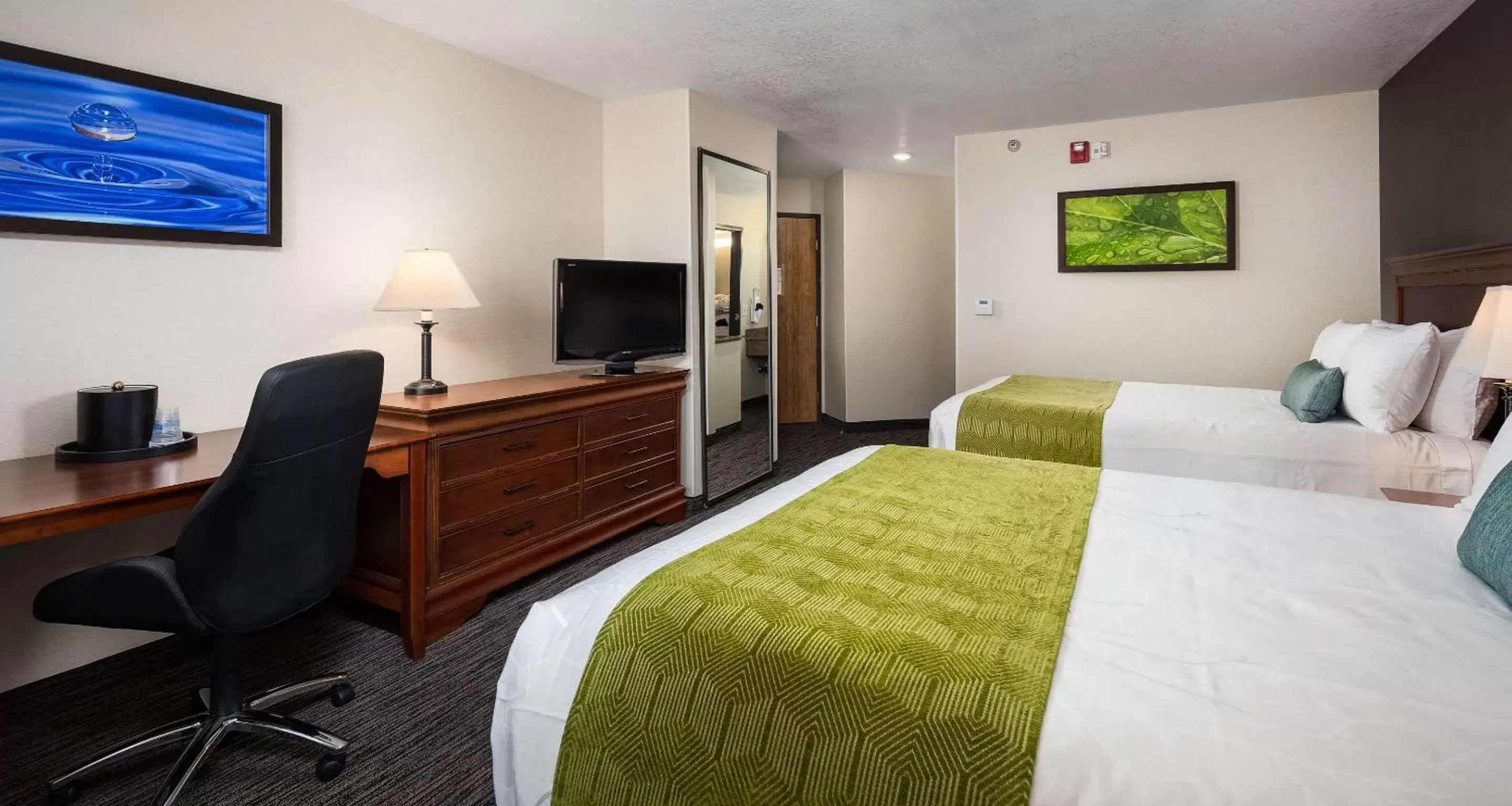 Photo of the whole room, Bed in Best Western Landmark Inn