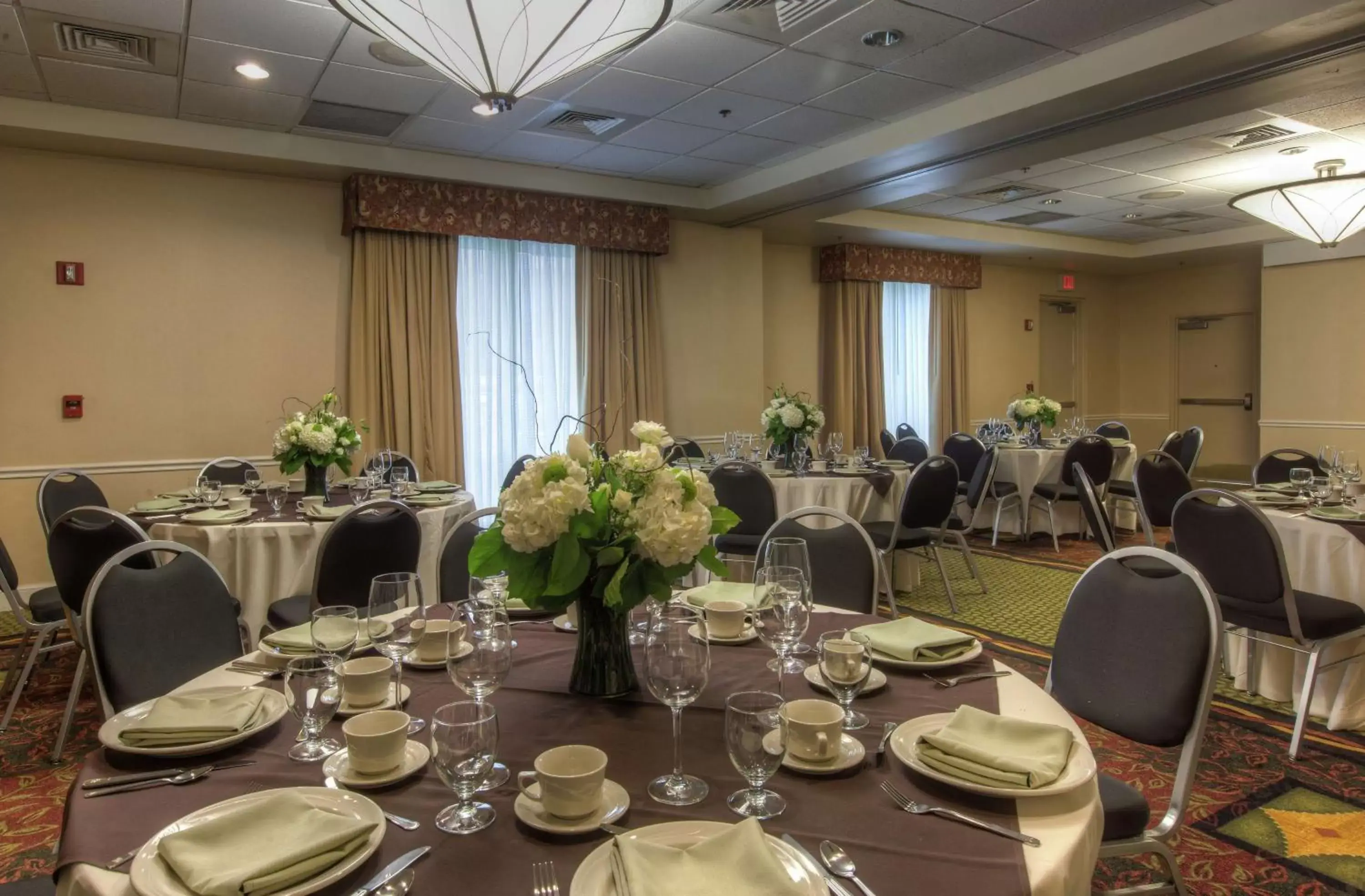 Meeting/conference room, Restaurant/Places to Eat in Hilton Garden Inn Norwalk