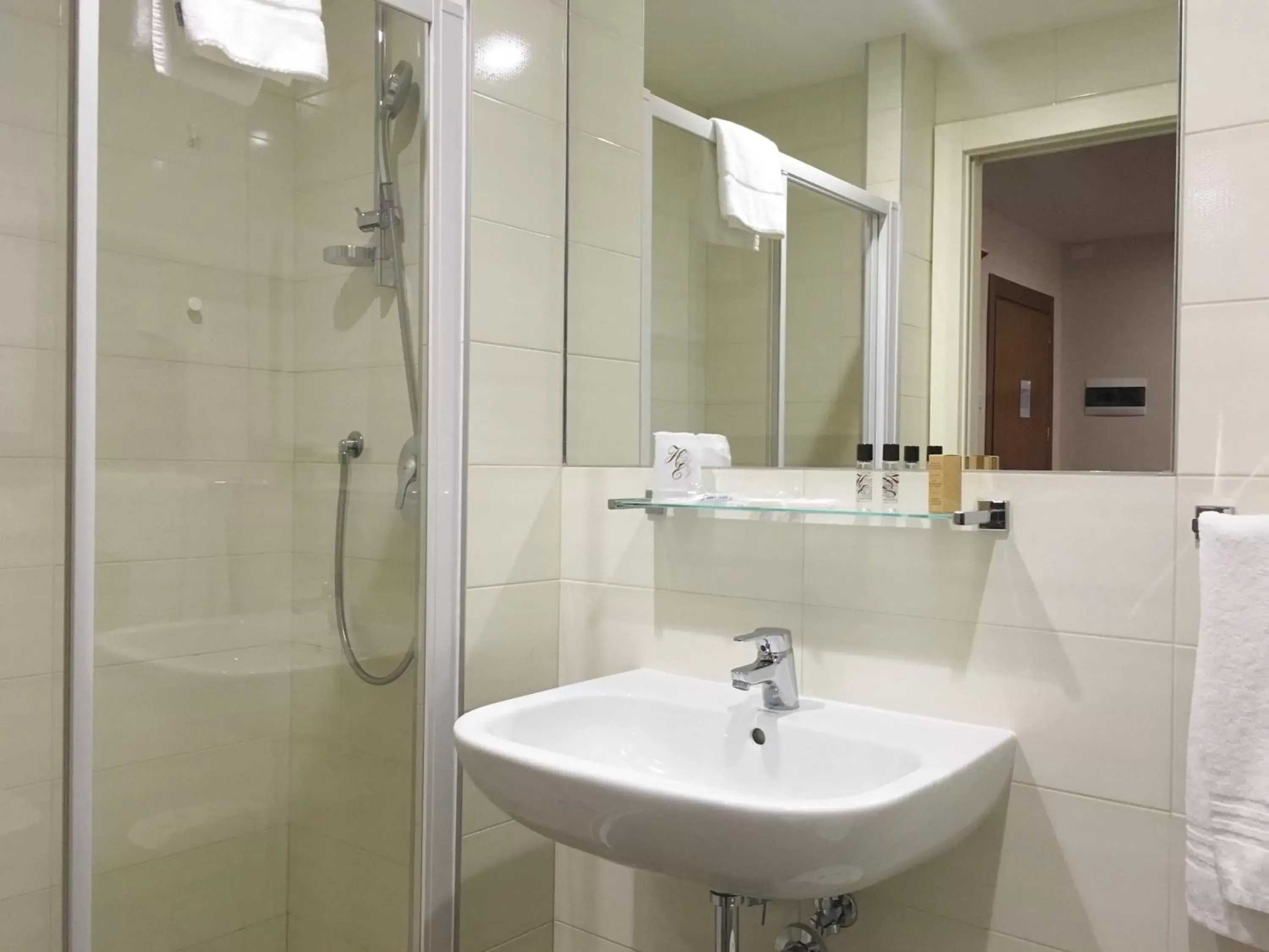 Shower, Bathroom in Hotel Excelsior Pavia