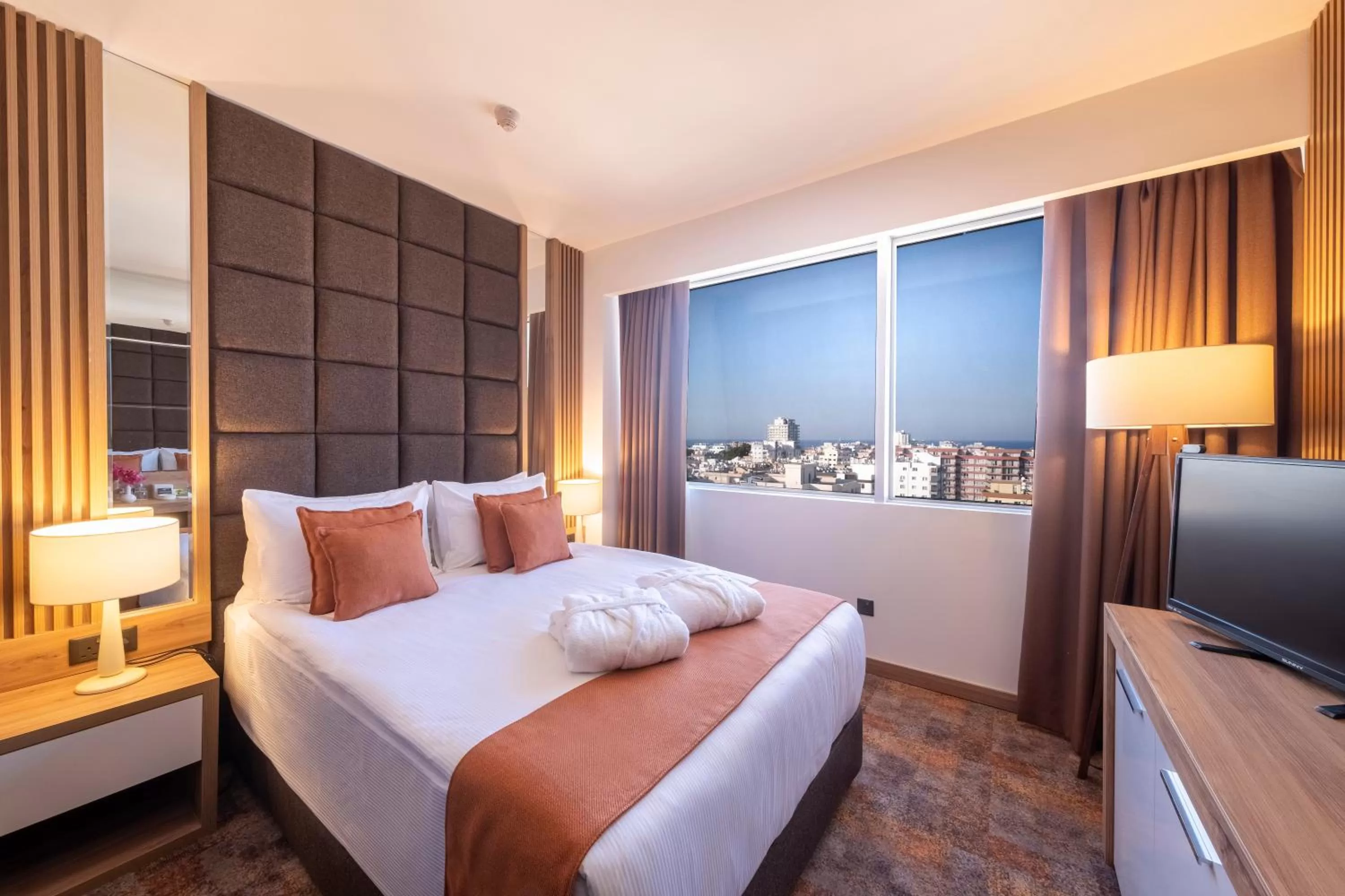 Bedroom, Bed in Grand Sapphire City Hotel