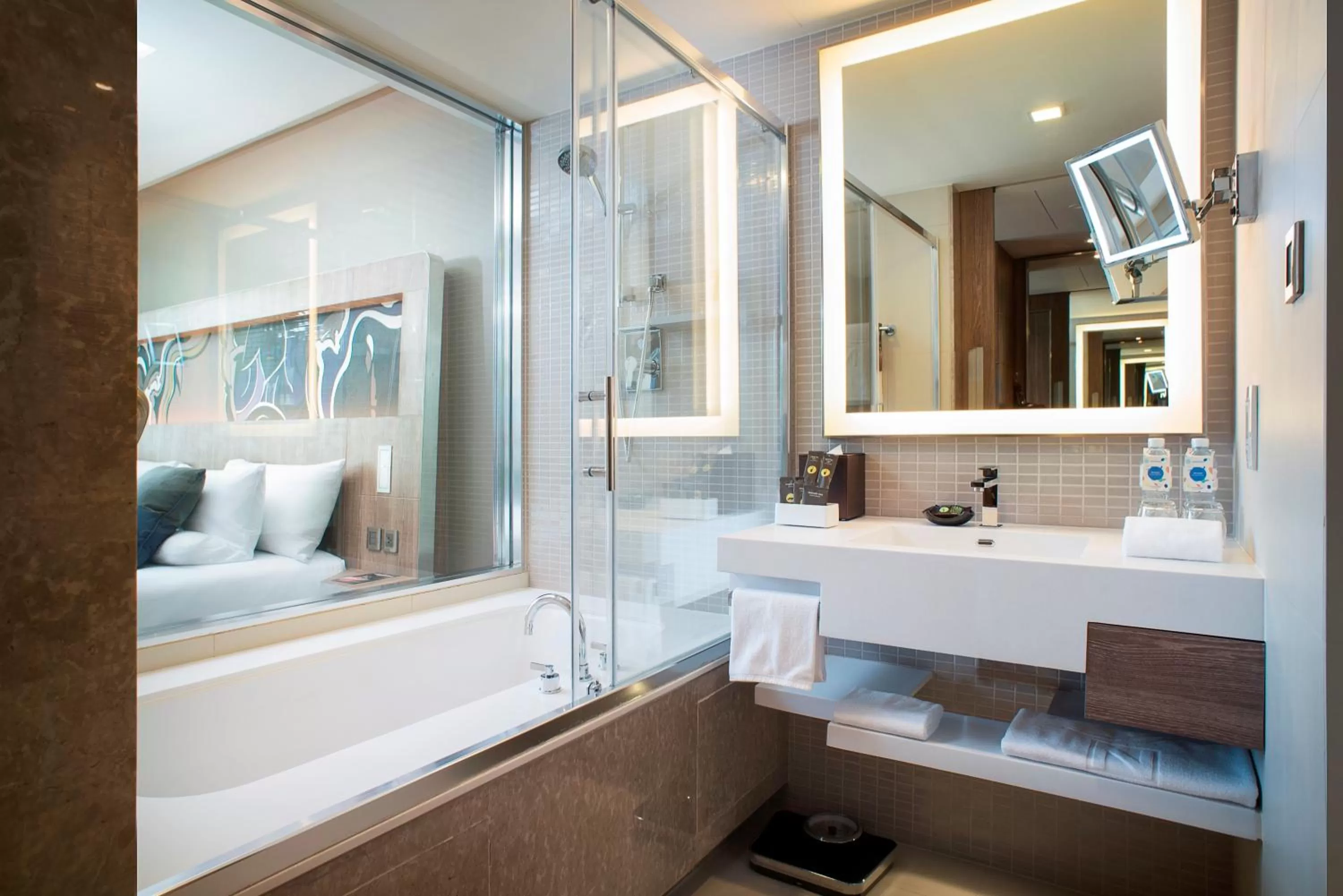 Toilet, Bed in Novotel Bangkok Sukhumvit 20