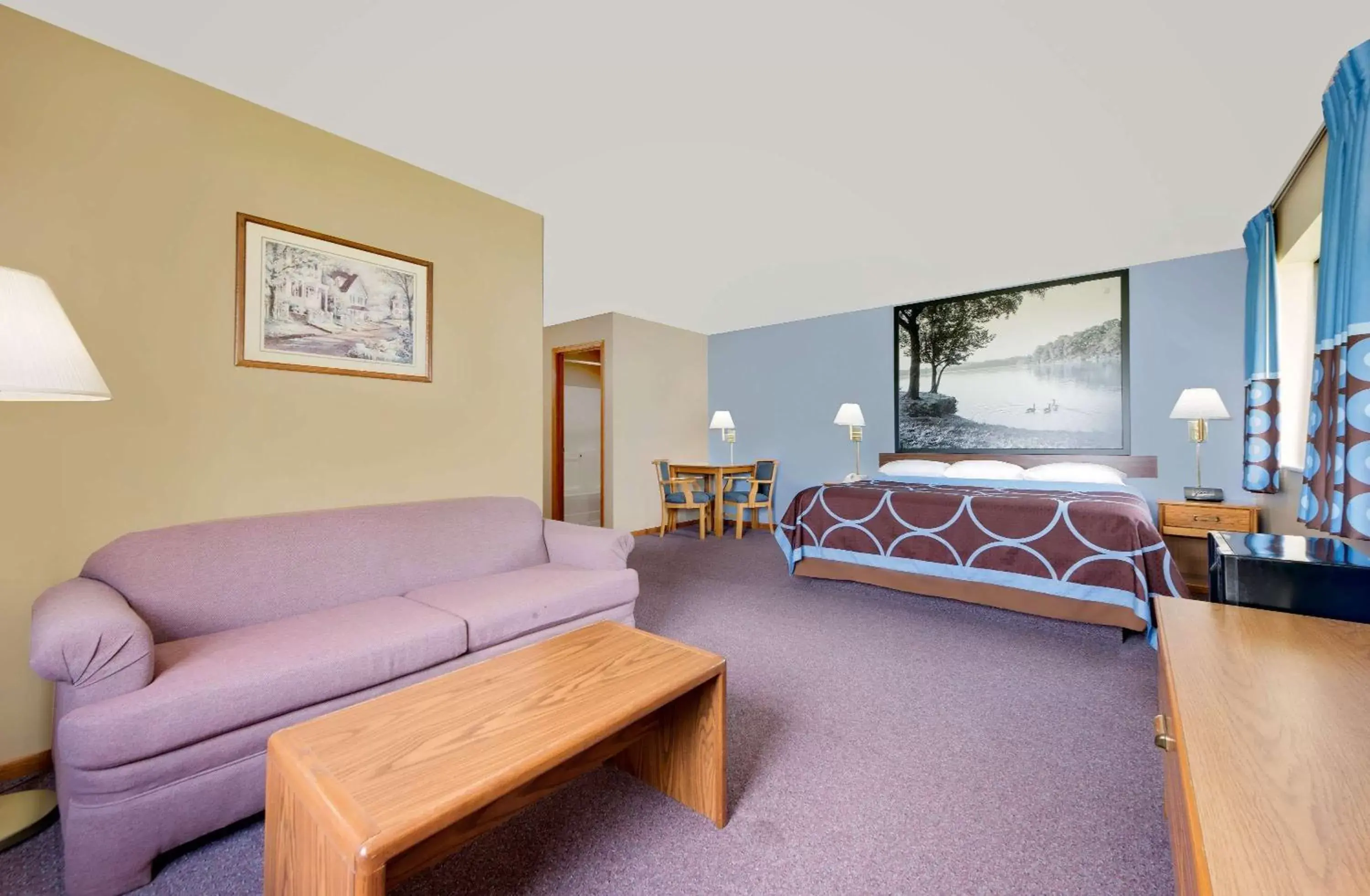 Photo of the whole room in Super 8 by Wyndham Chariton