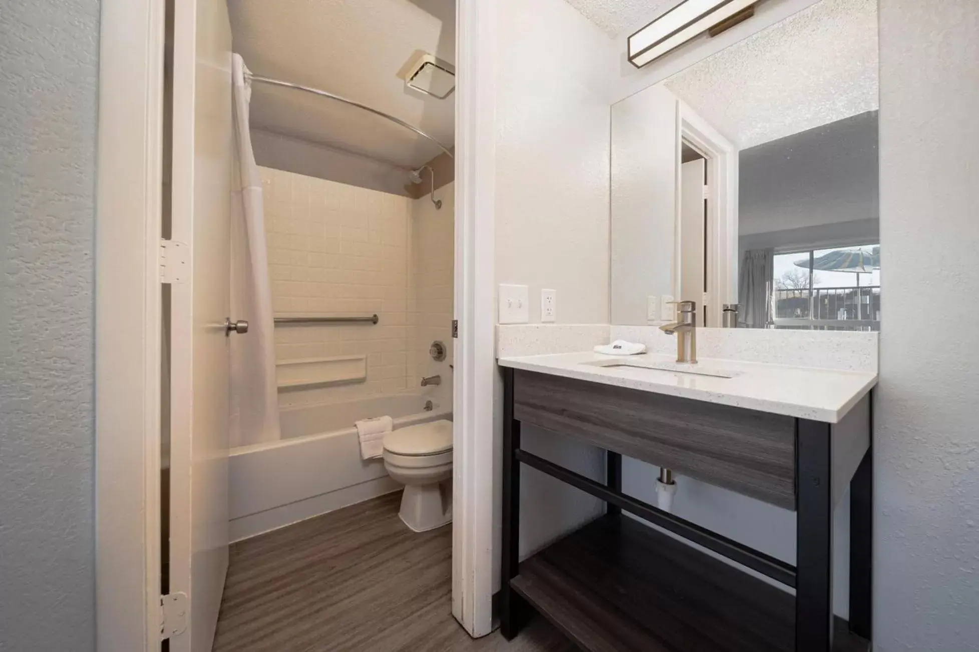 Queen Room with Two Queen Beds - Smoking in Studio 6 Grand Junction, CO Queen Room with Two Queen Beds - Smoking in Studio 6 Grand Junction, CO