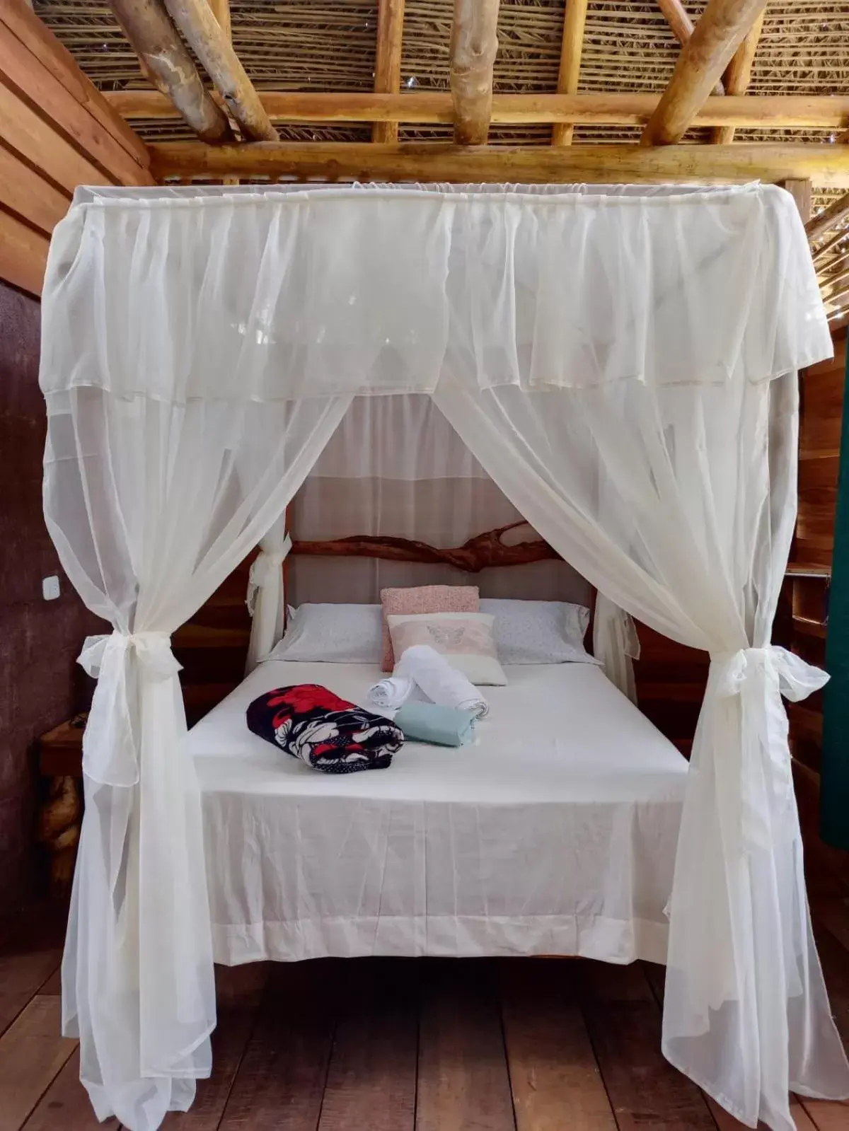 Bed in Iguanitas Lodge