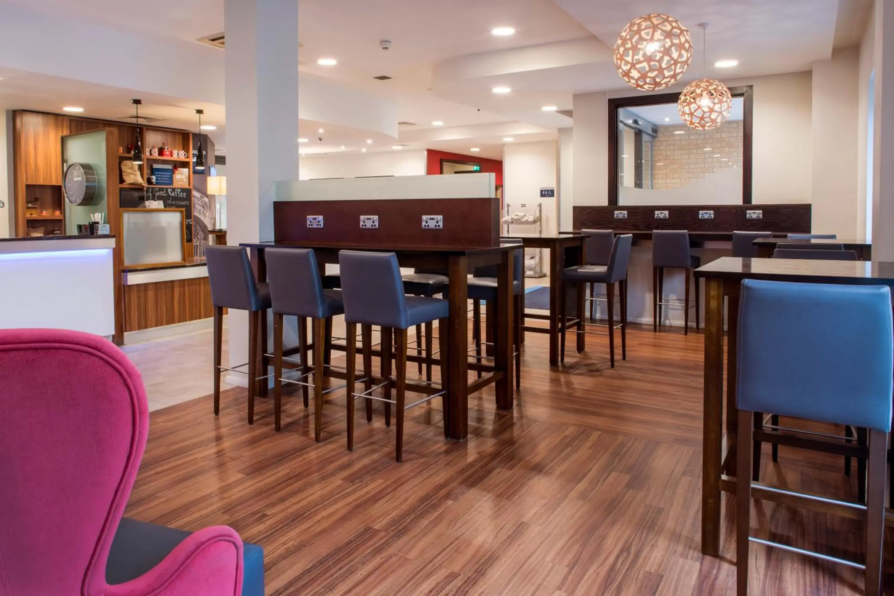 Property building, Restaurant/Places to Eat in Holiday Inn Express Leicester