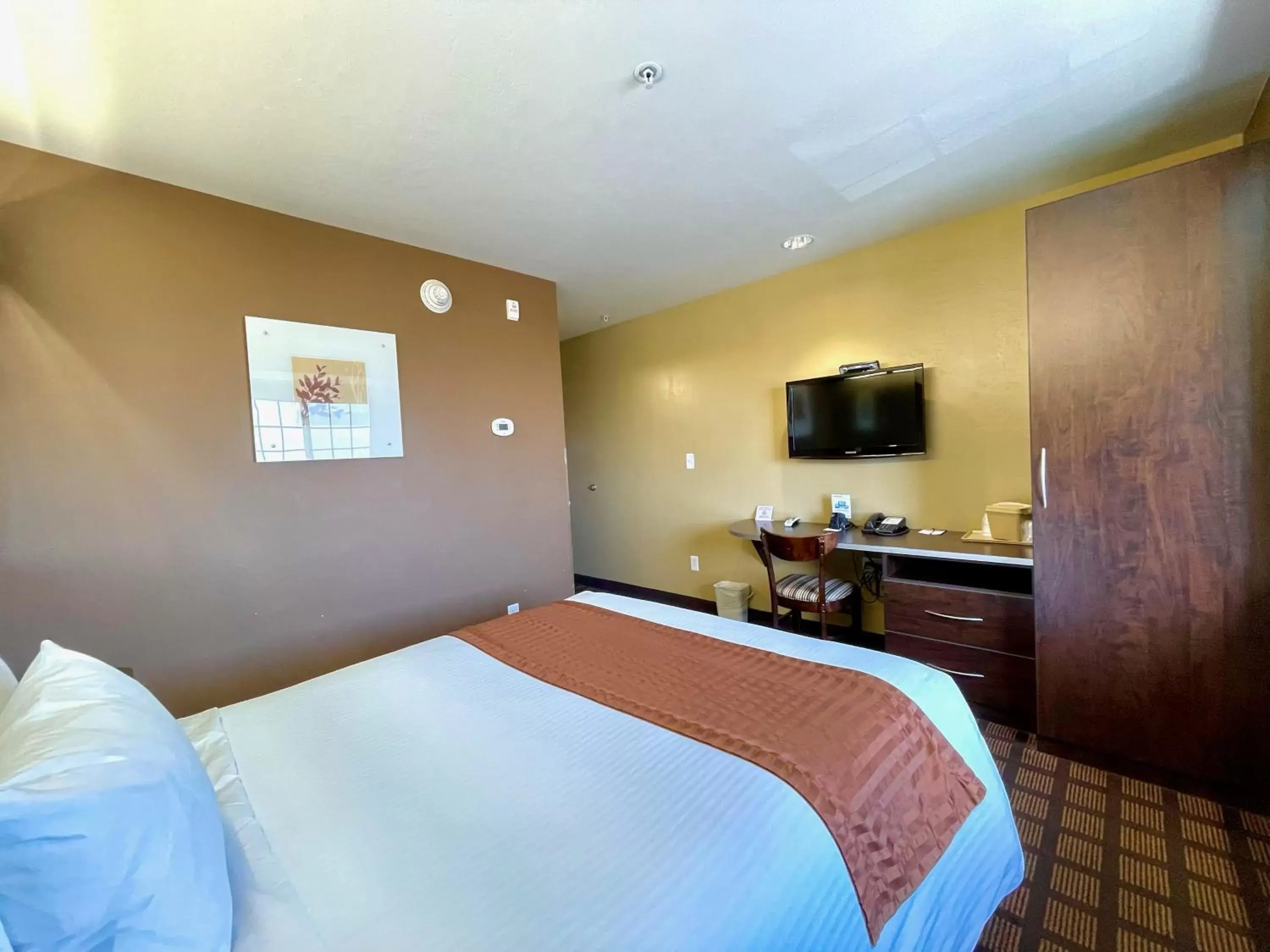 Bed in Microtel Inn & Suites by Wyndham Wheeler Ridge