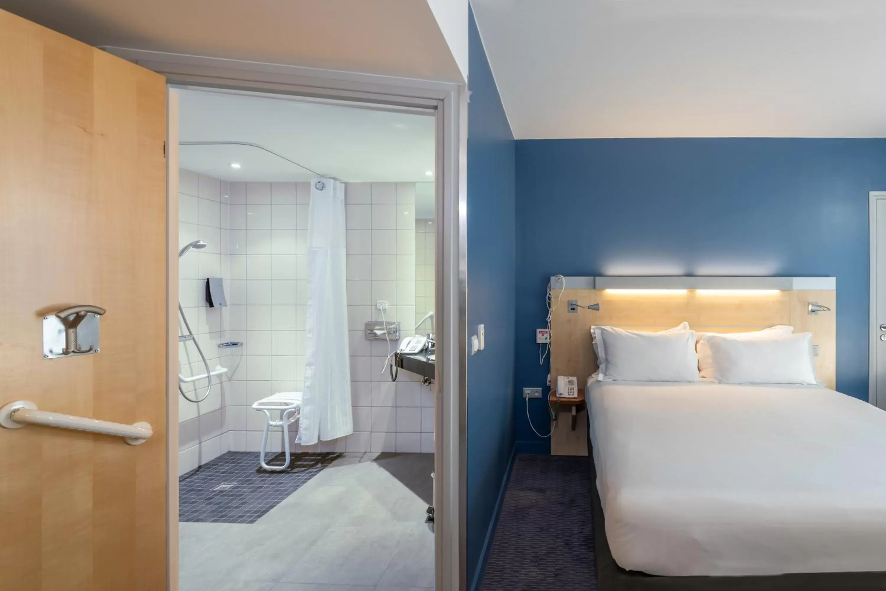 Photo of the whole room, Bathroom in Holiday Inn Express Saint-Nazaire, an IHG Hotel