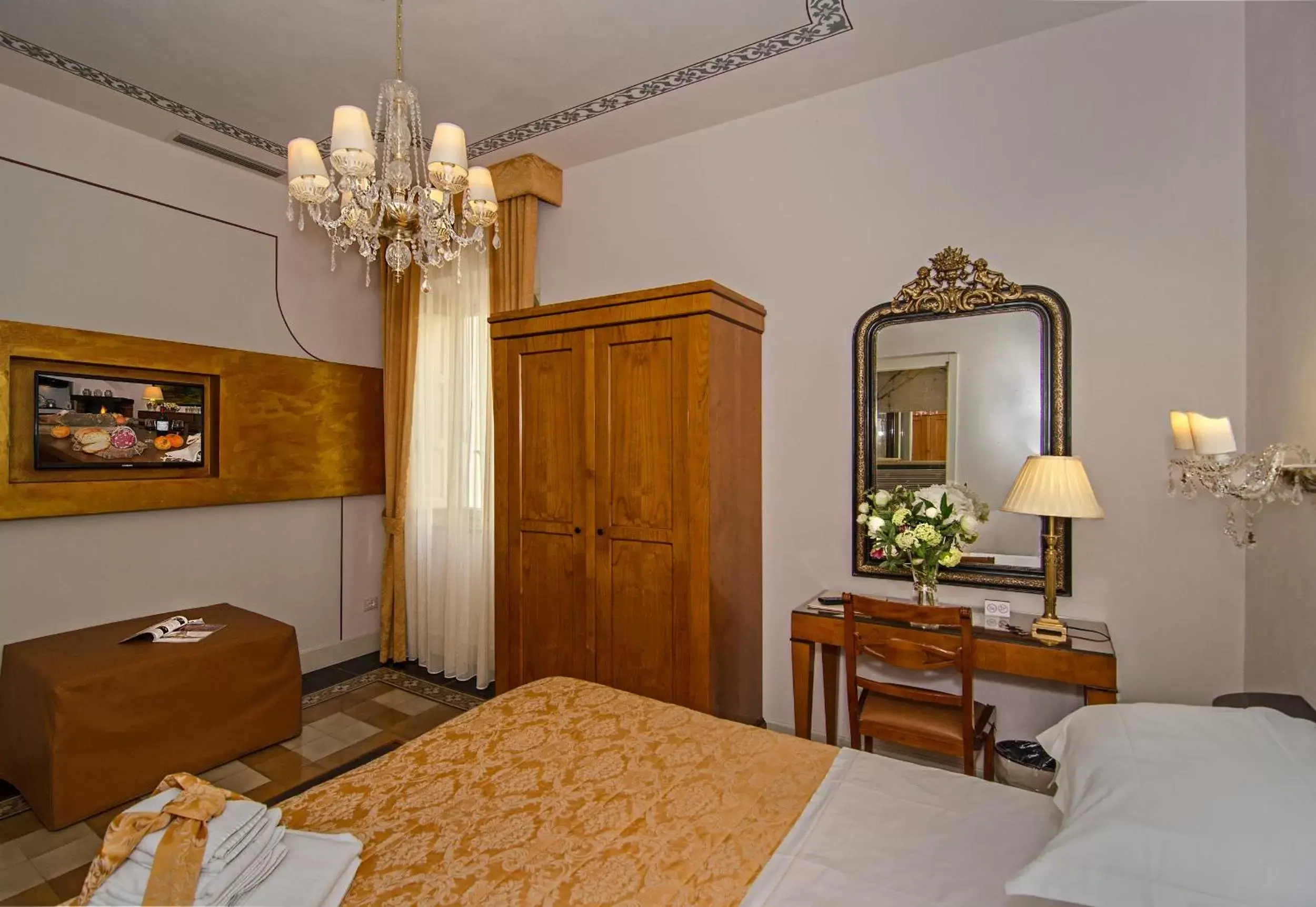 Photo of the whole room, Bed in Lucca in Azzurro Maison de Charme