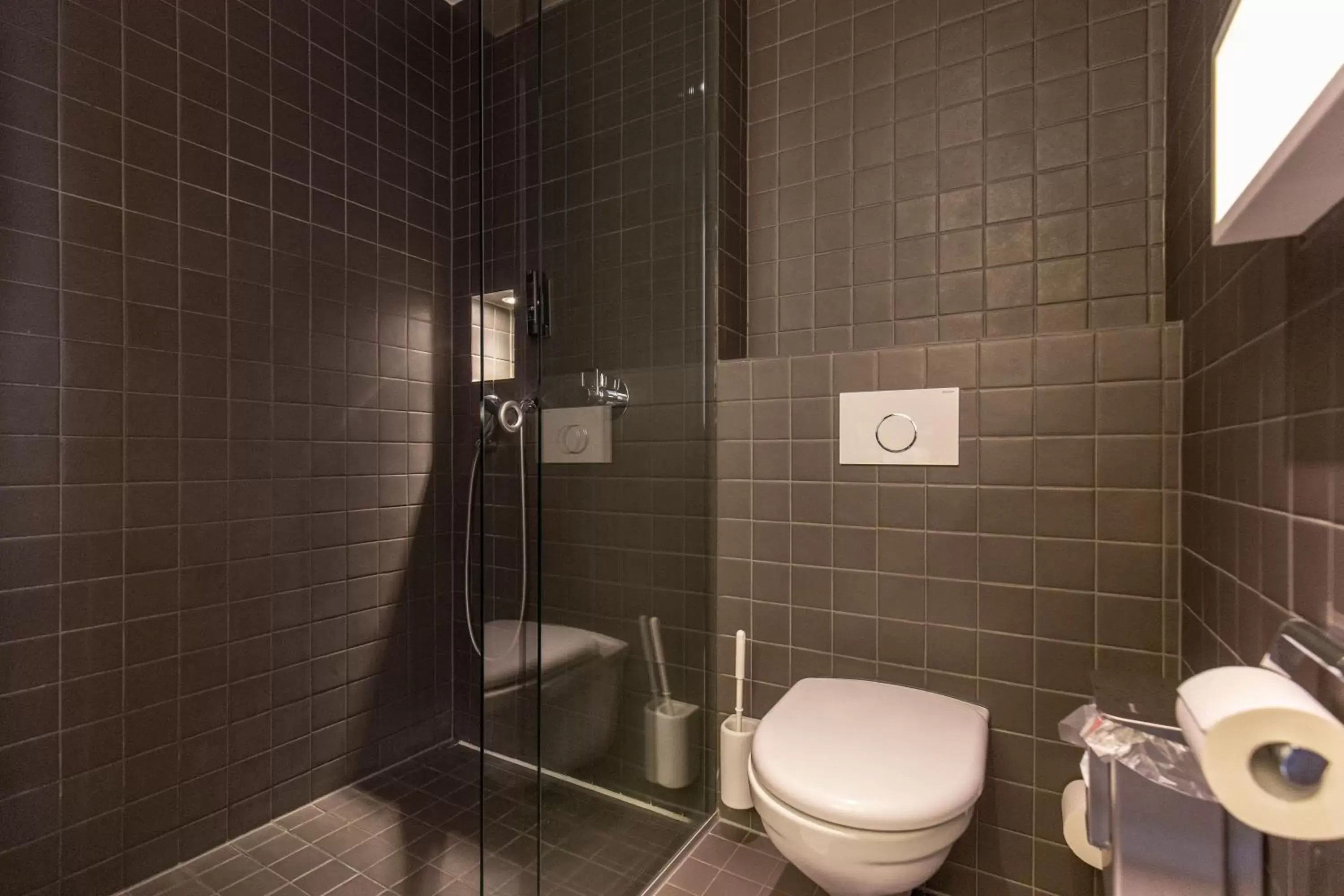 Shower, Bathroom in Hotel & Lounge by Hyve Basel SBB