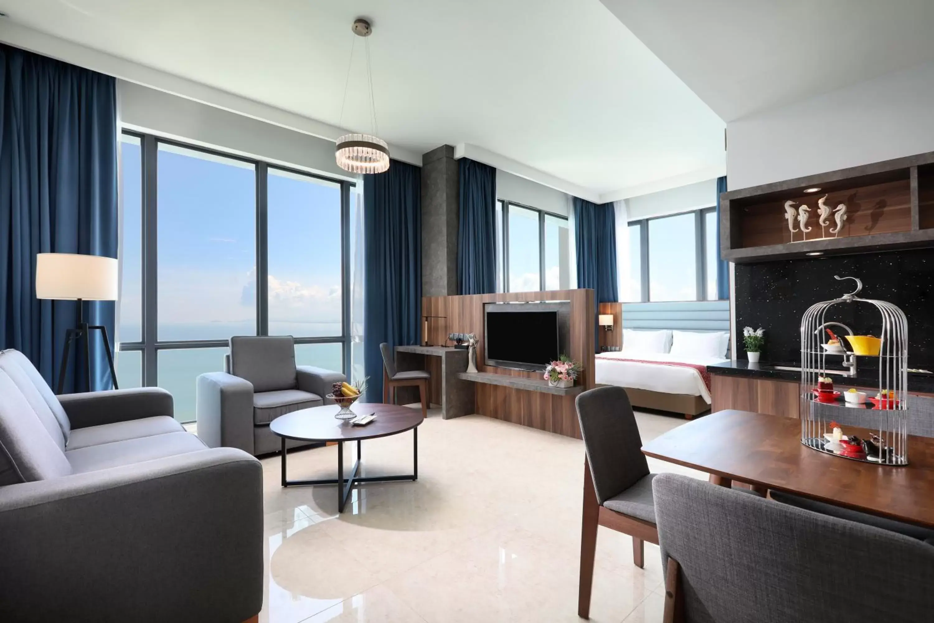 Bed, Seating Area in Hompton Hotel by the Beach