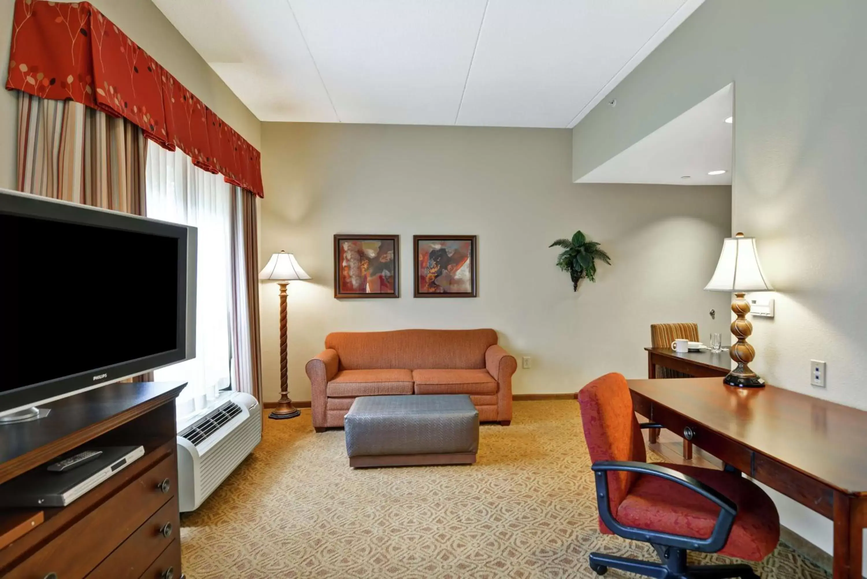 Bedroom, TV/Entertainment Center in Homewood Suites Fredericksburg