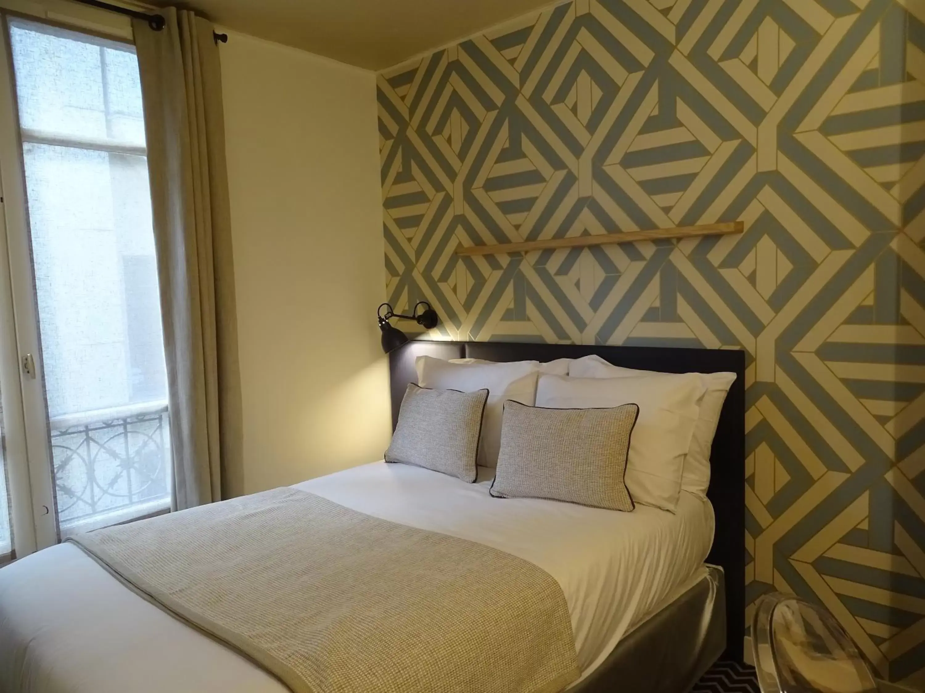 Bedroom, Bed in Hotel De France Invalides
