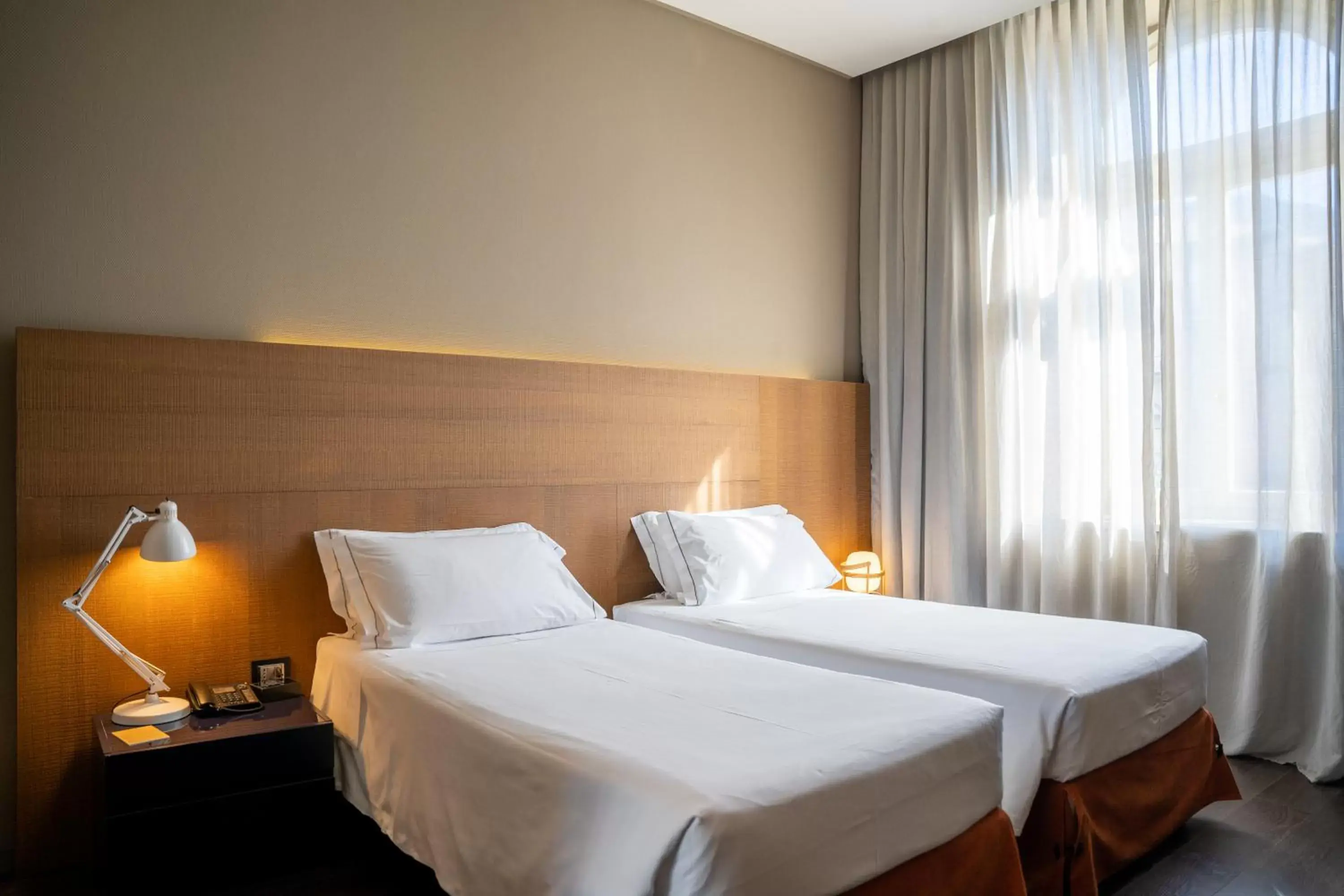 Property building, Bed in Grand Hotel Billia