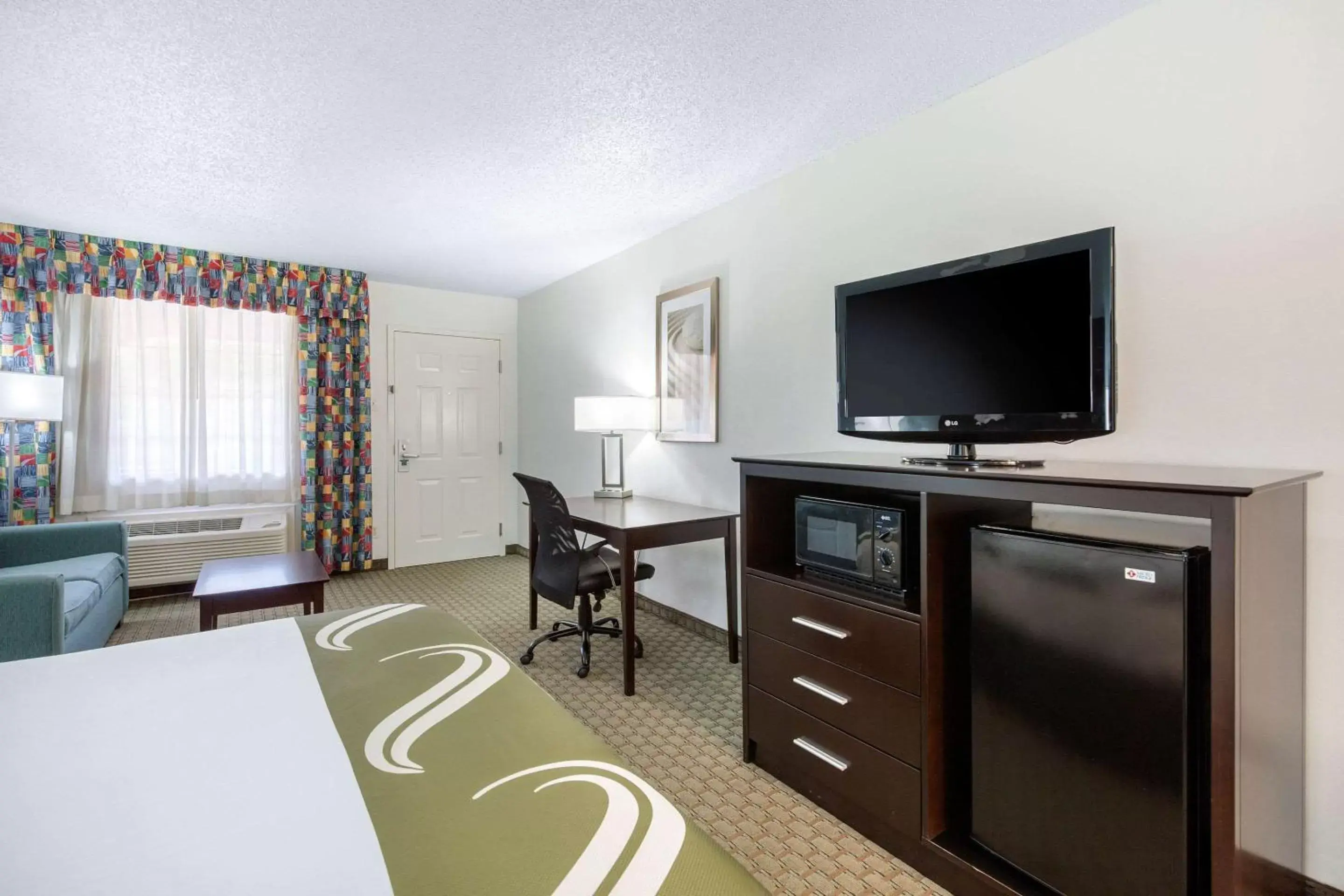 Photo of the whole room, TV/Entertainment Center in Quality Inn Clute Freeport