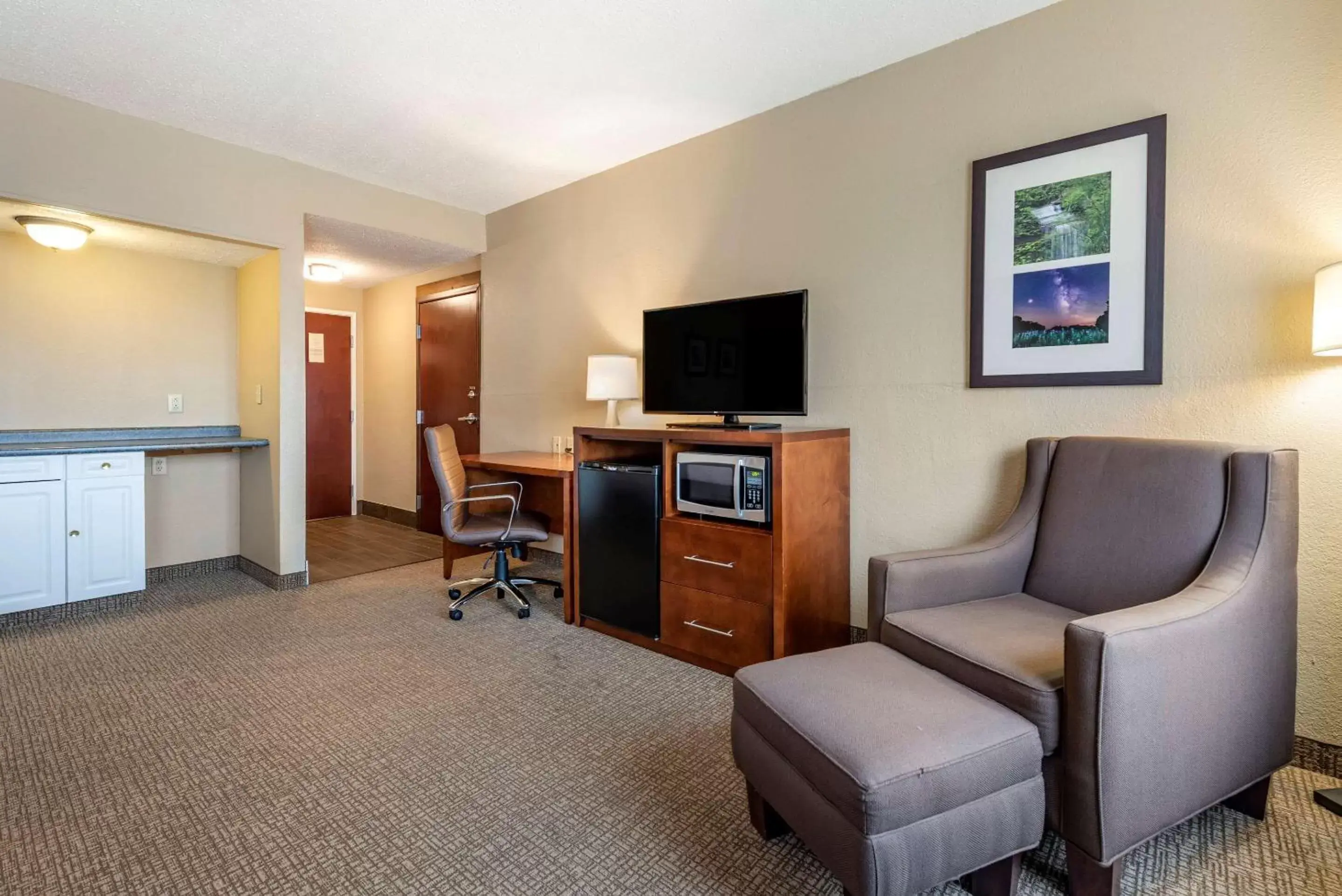 Photo of the whole room, Seating Area in Comfort Inn Madison