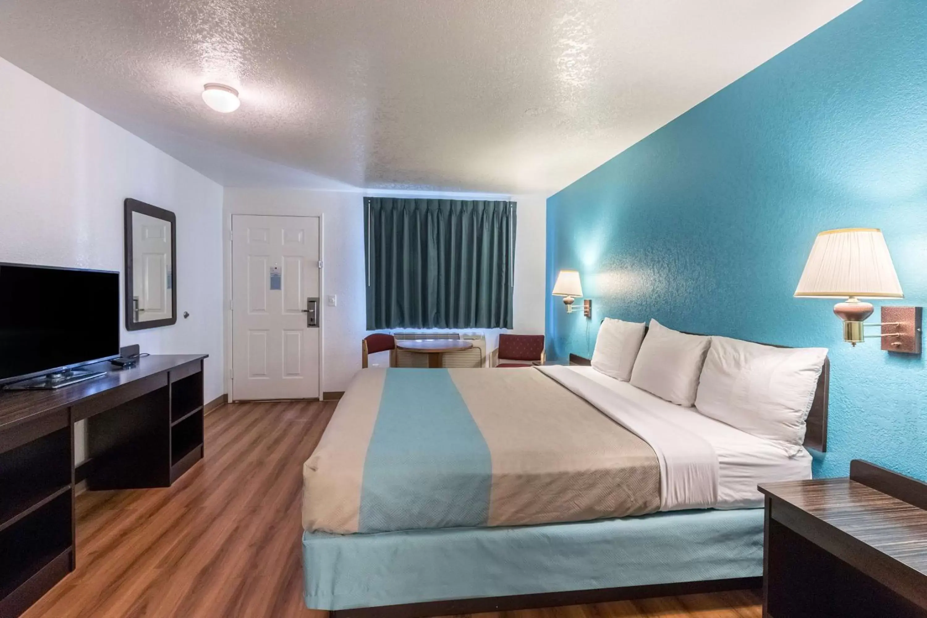 TV and multimedia, Bed in Motel 6-Astoria, OR TV and multimedia, Bed in Motel 6-Astoria, OR