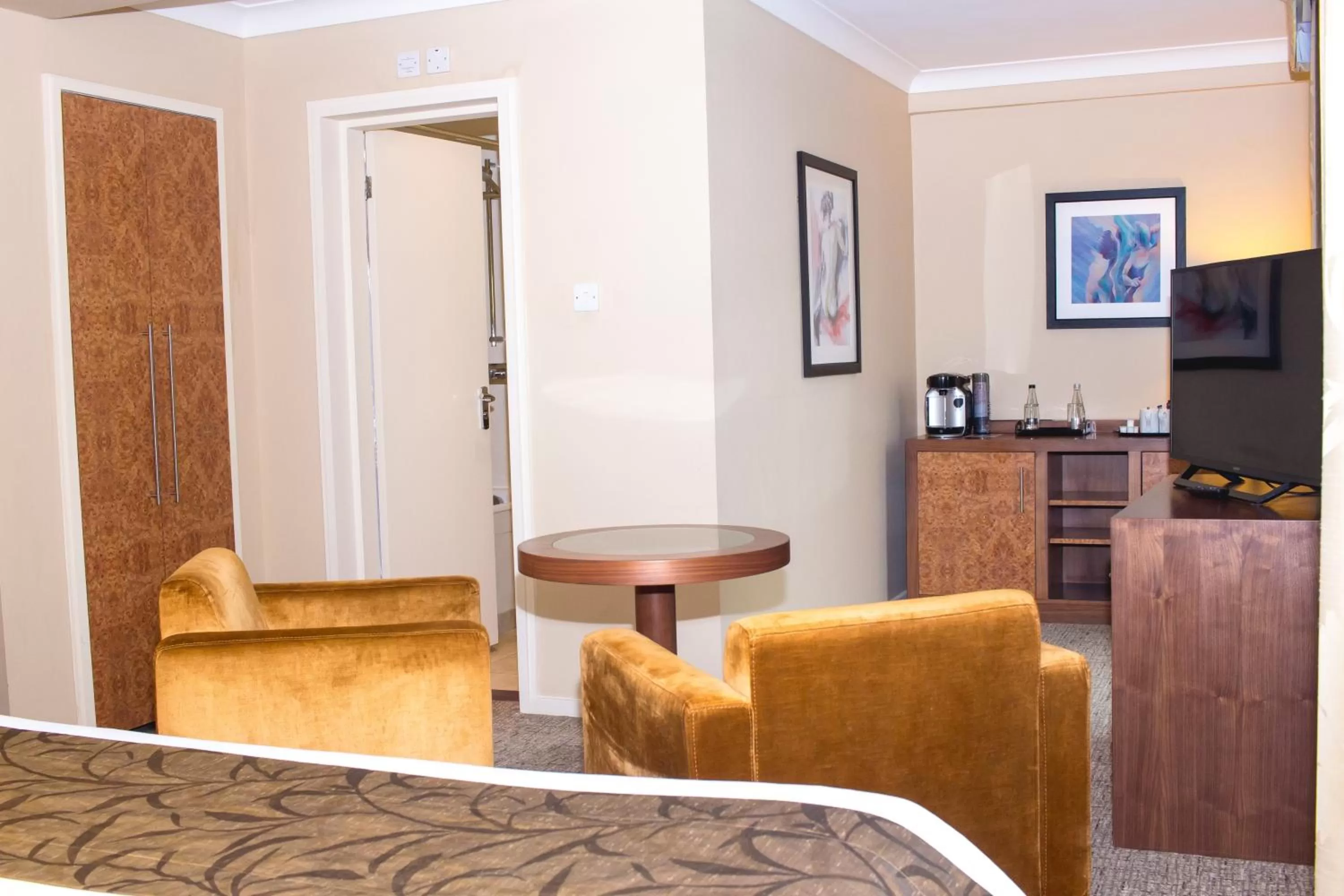 Photo of the whole room in Humber Royal Hotel