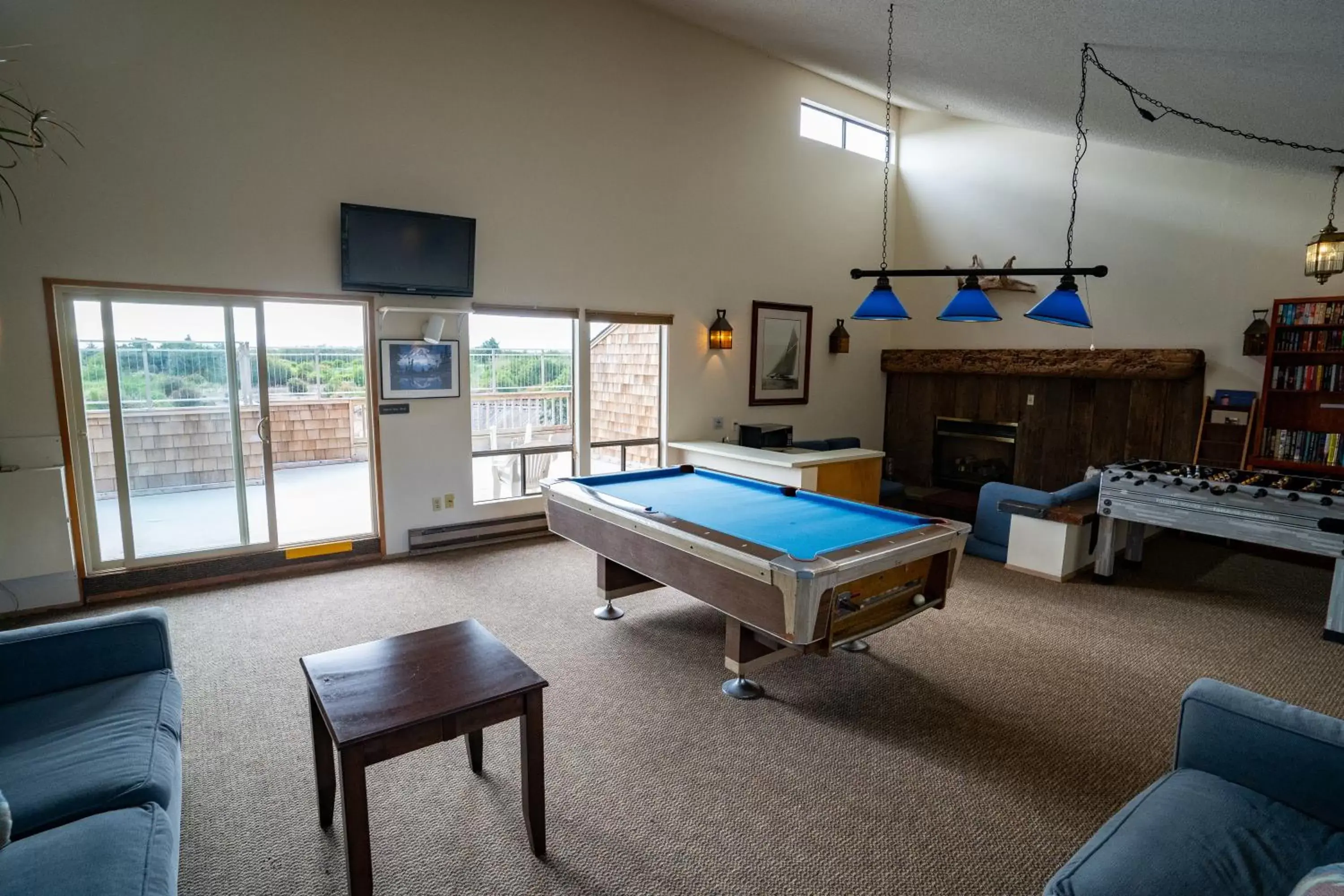 Communal lounge/ TV room, Billiards in Surfcrest Resort
