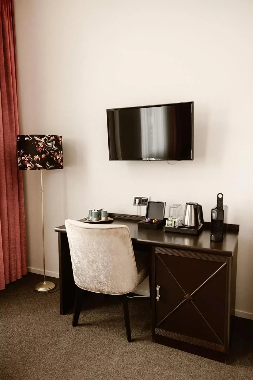 TV/Entertainment Center in Hotel Amerika