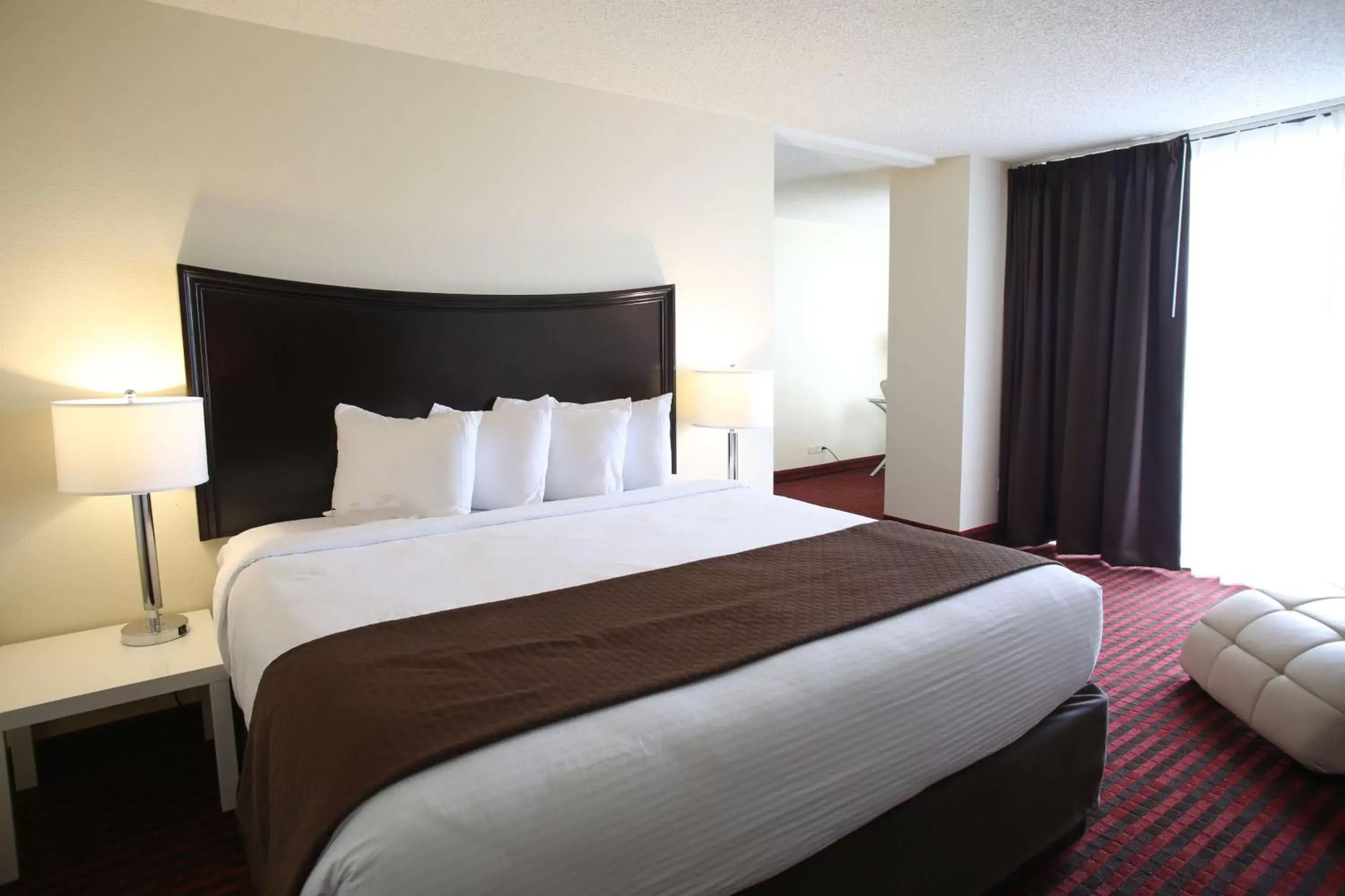 Bed in Red Lion Inn & Suites Olympia, Governor Hotel Bed in Red Lion Inn & Suites Olympia, Governor Hotel