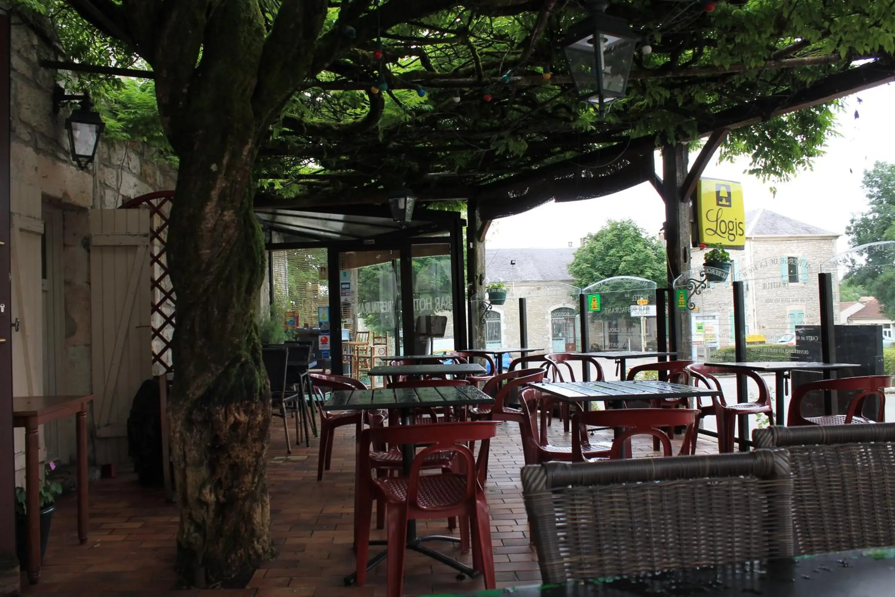 Patio, Restaurant/Places to Eat in Logis Auberge de la Tour