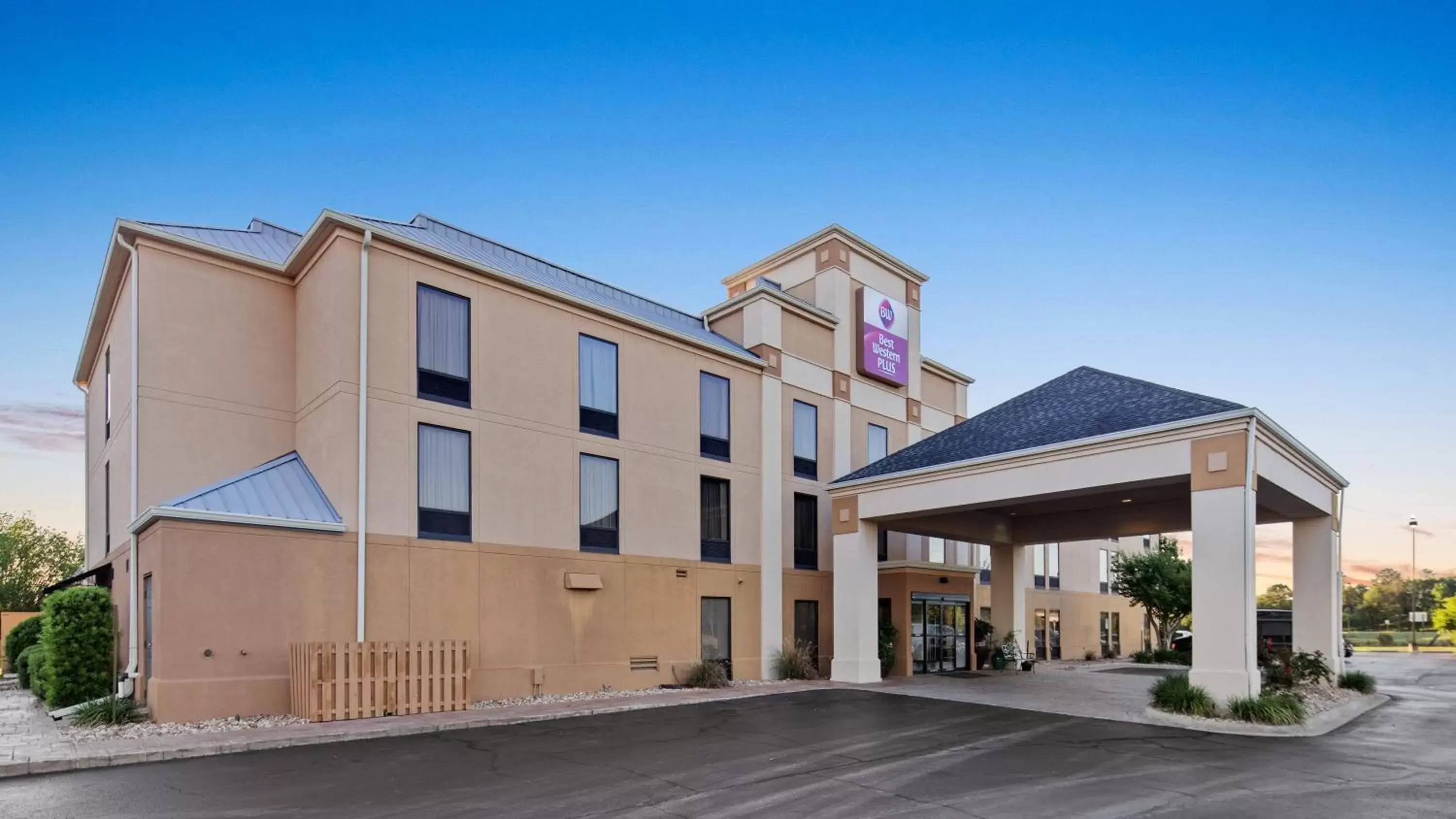 Facade/entrance, Property Building in Best Western Plus Madison