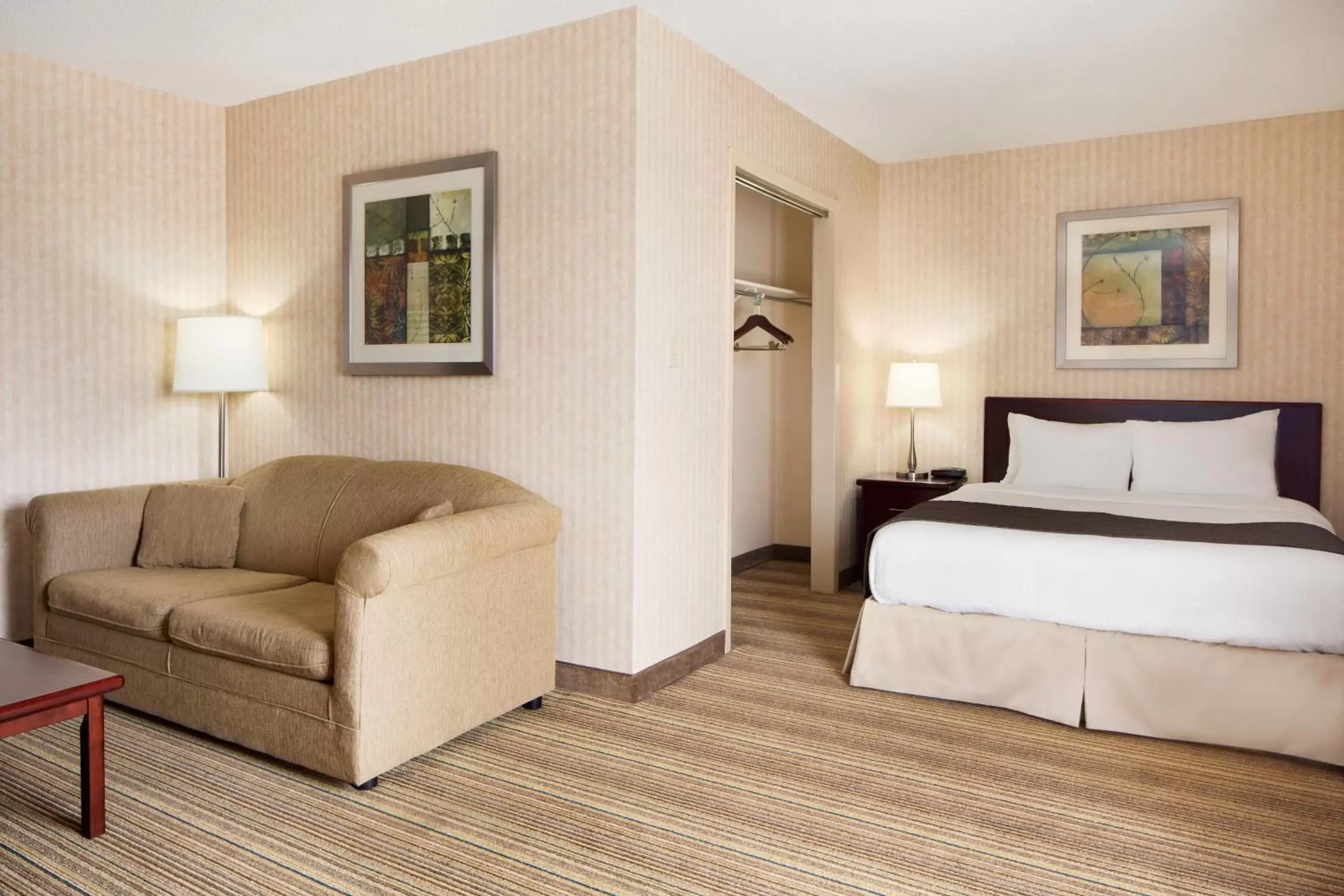 Photo of the whole room, Bed in Days Inn by Wyndham Brantford